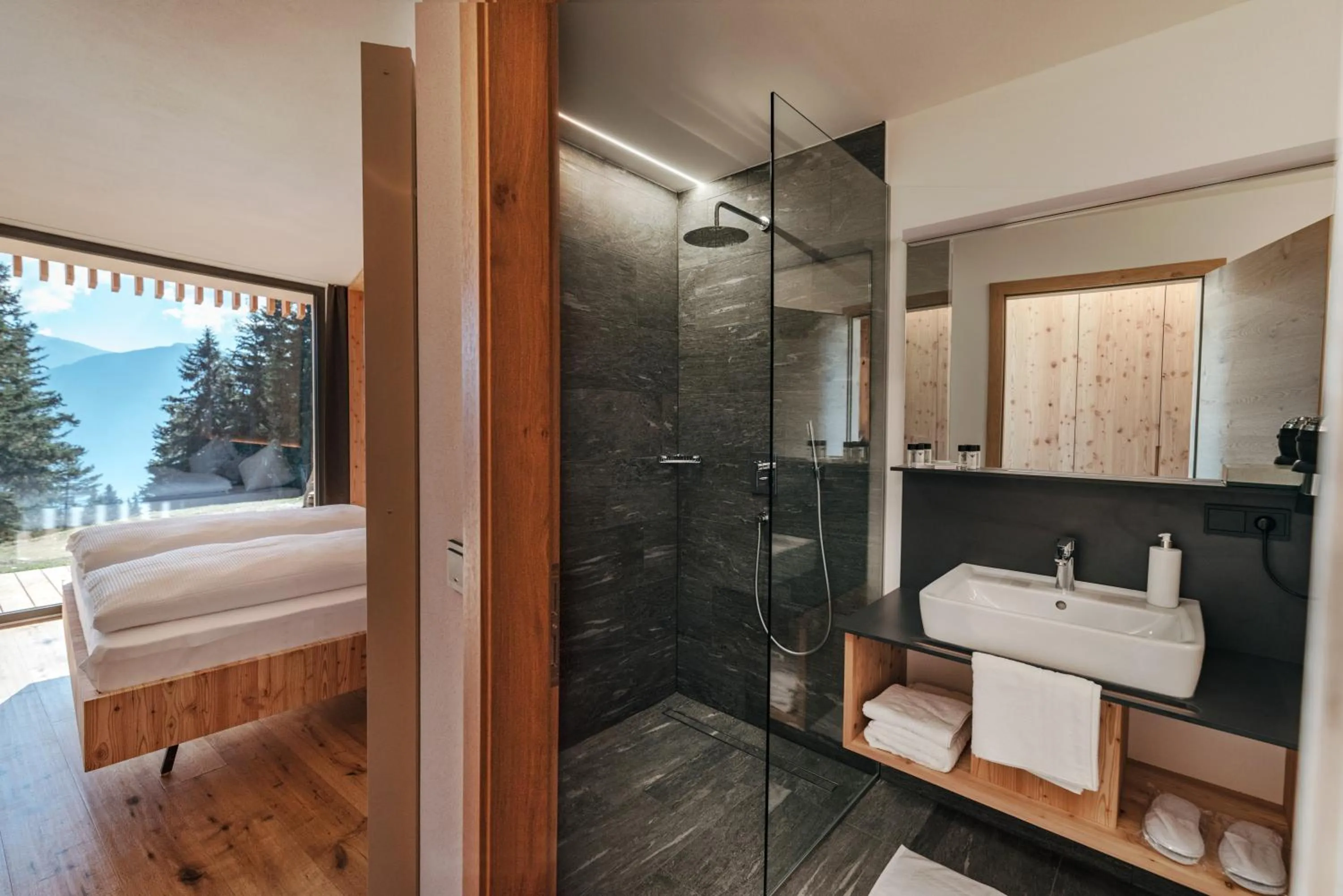 Shower, Bed in Oberhauser Hütte Rodenecker - Lüsner Alm