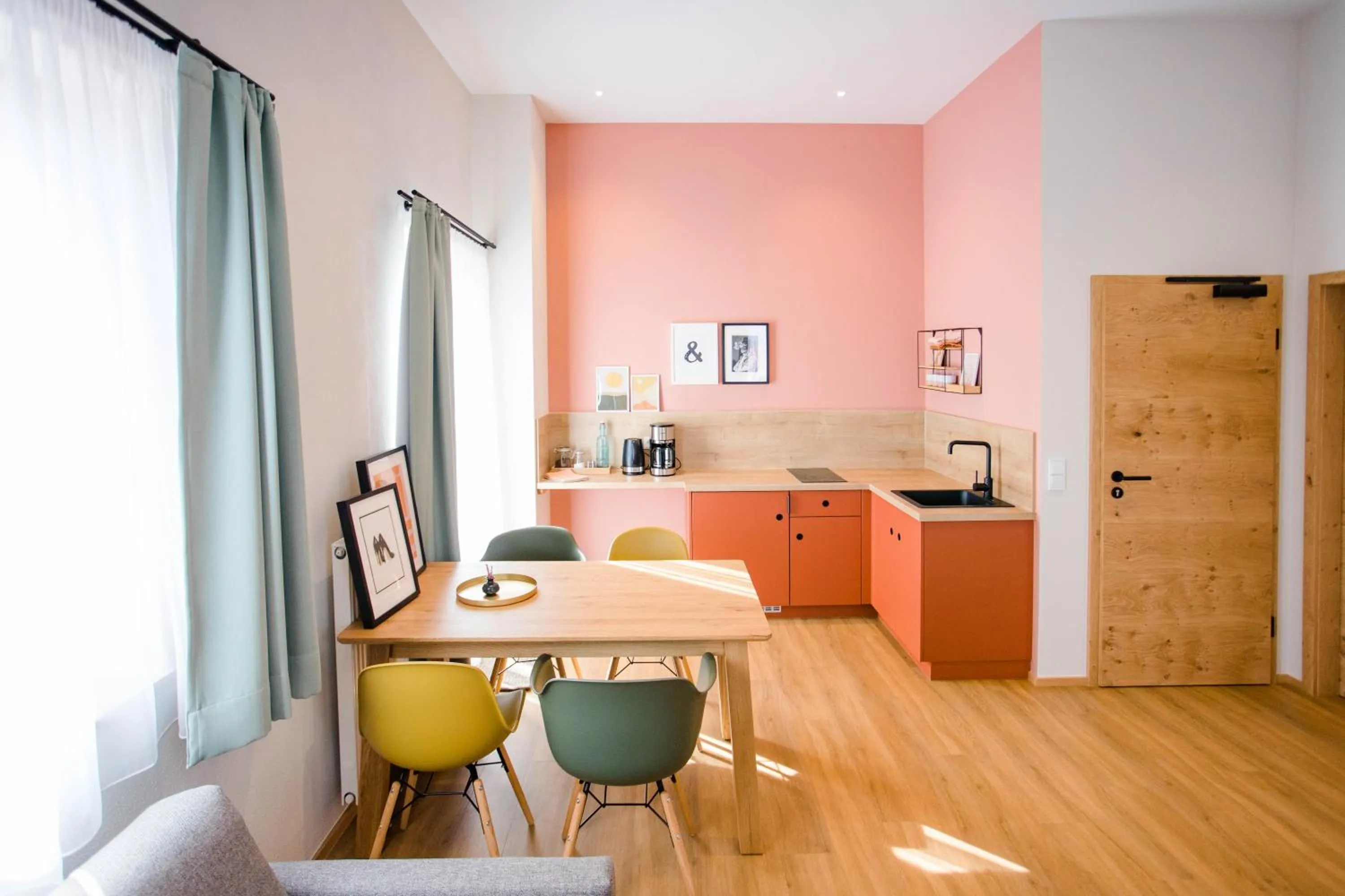 Kitchen or kitchenette in Stadthotel Freilassing