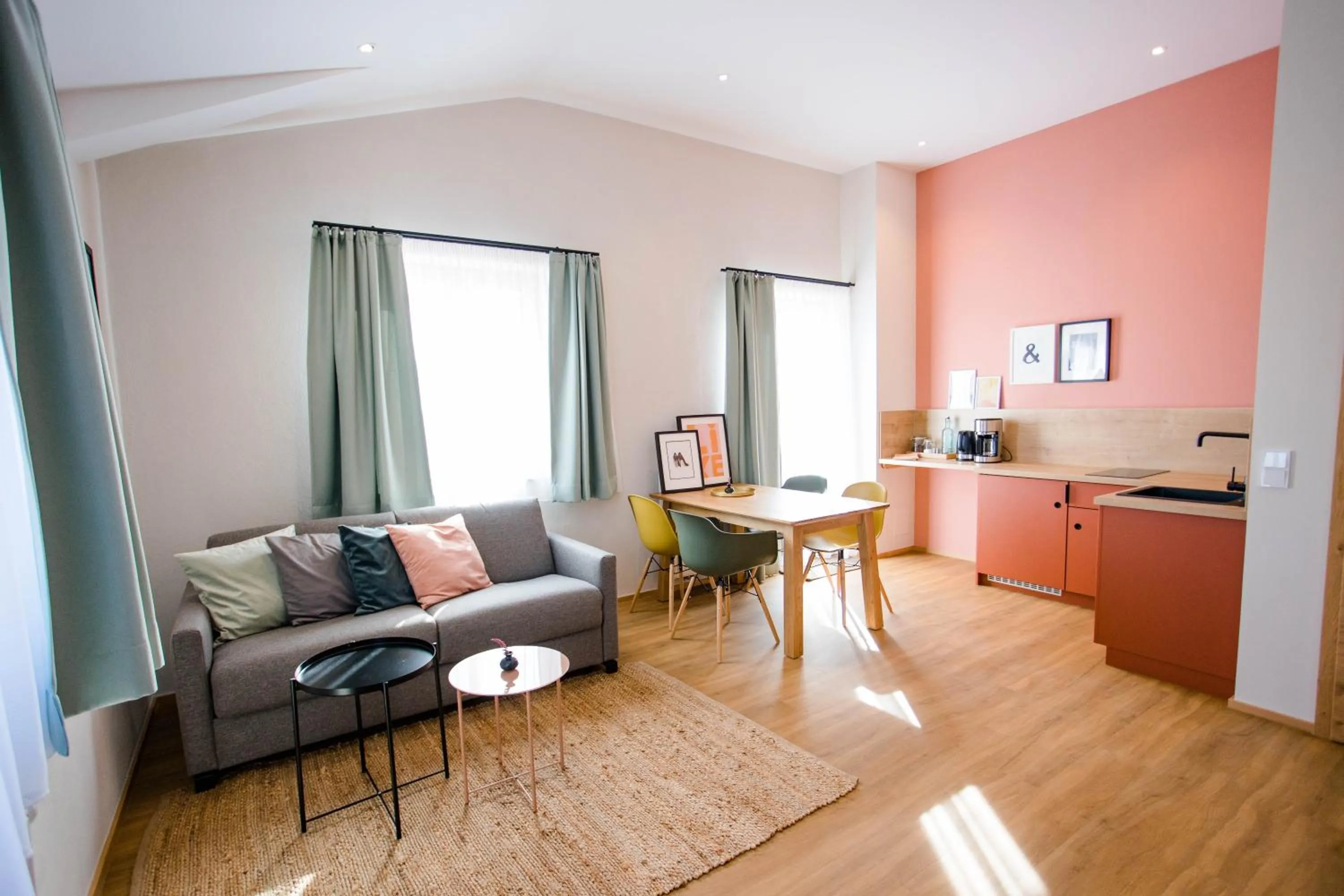 Kitchen or kitchenette in Stadthotel Freilassing