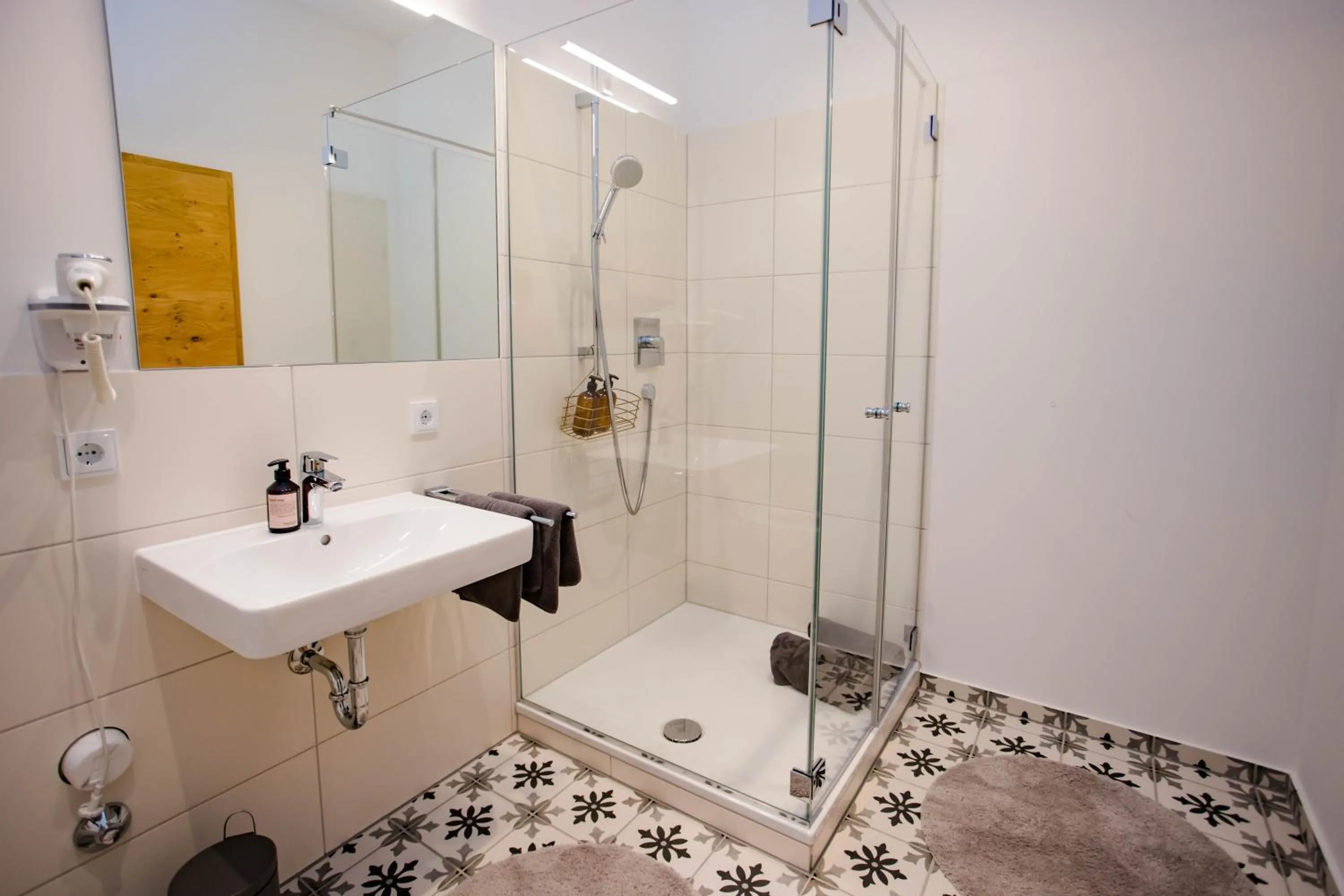 Shower in Stadthotel Freilassing