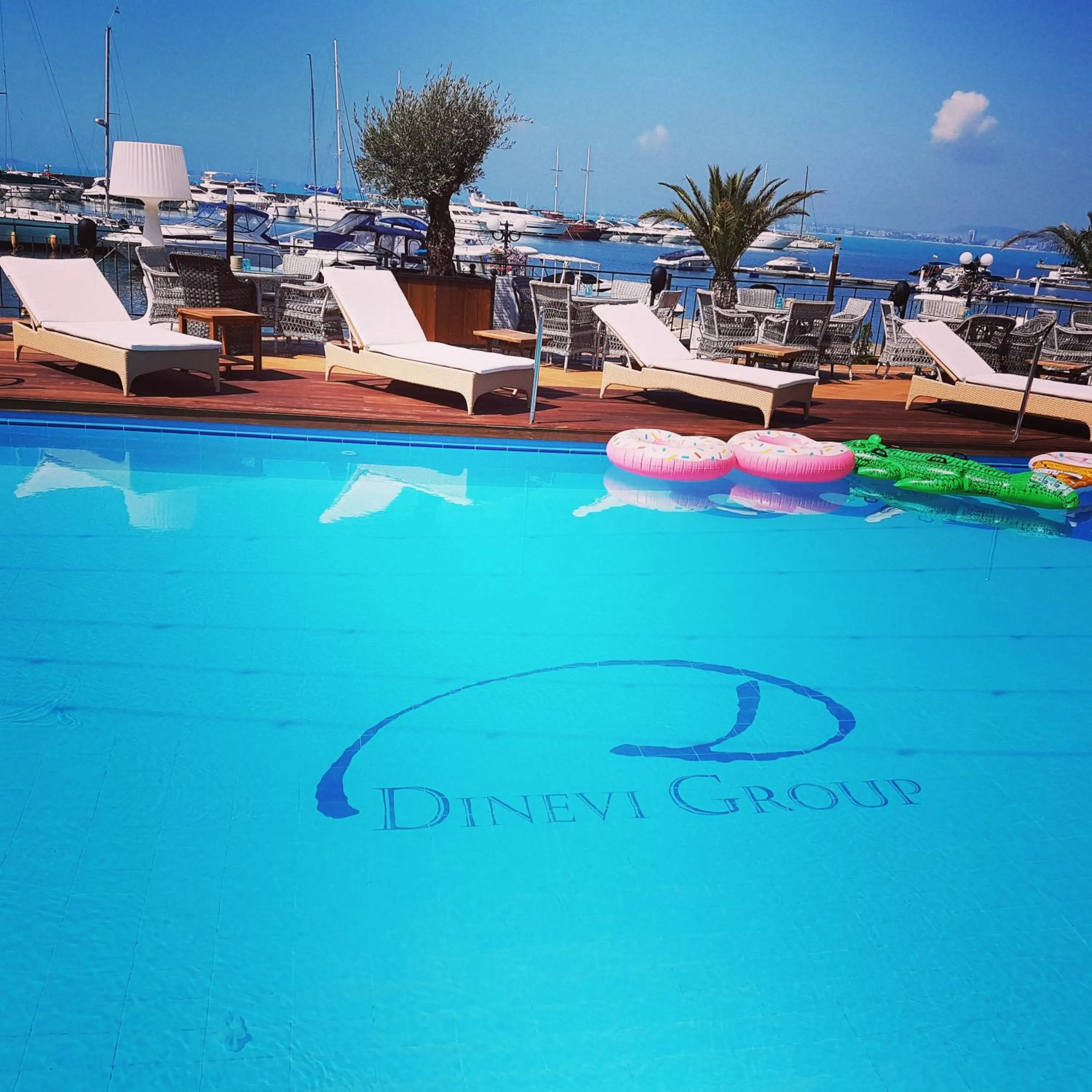 Swimming pool in Hotel Palace Marina Dinevi