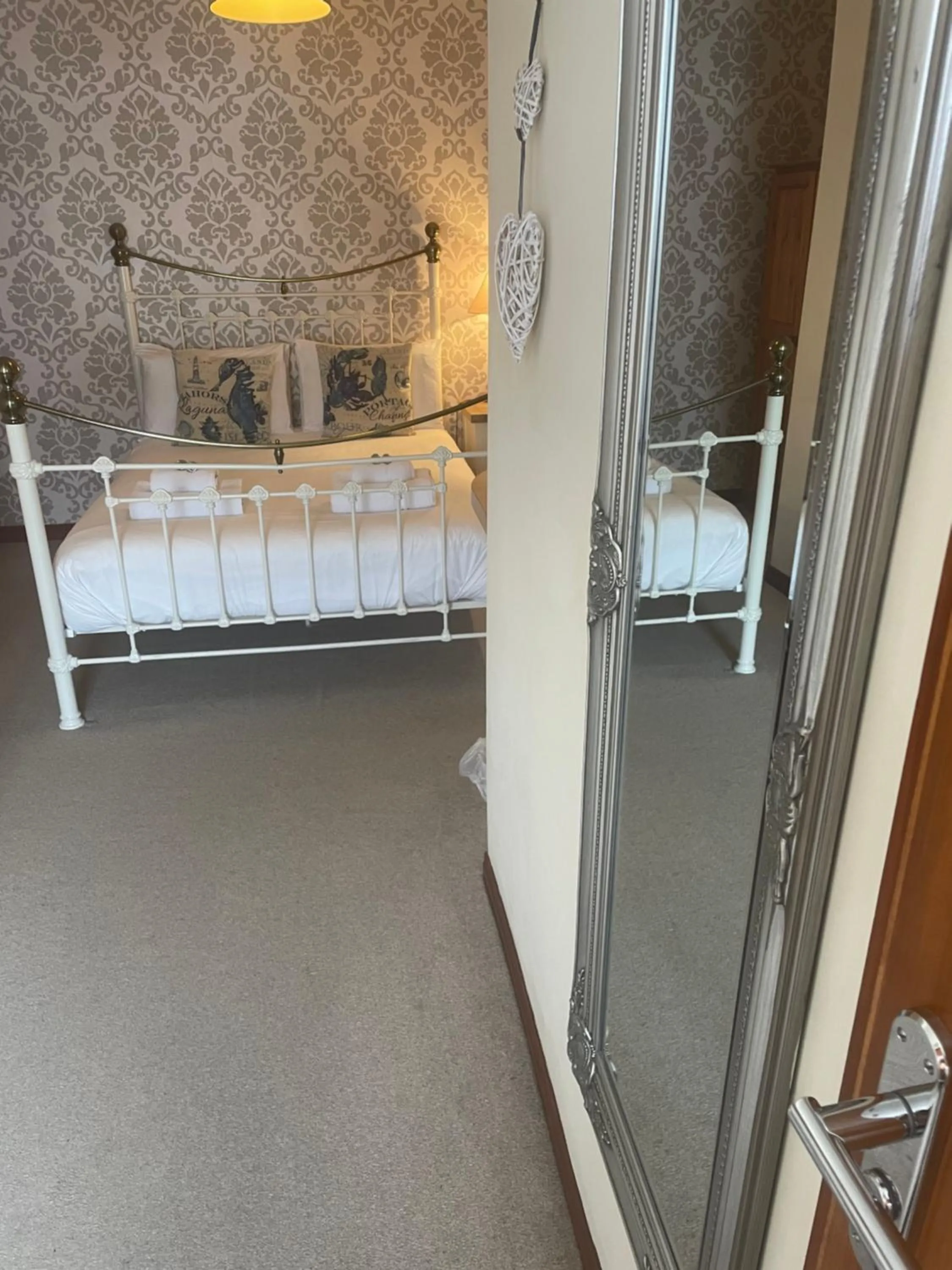 Bedroom, Bed in The Cornishman Inn