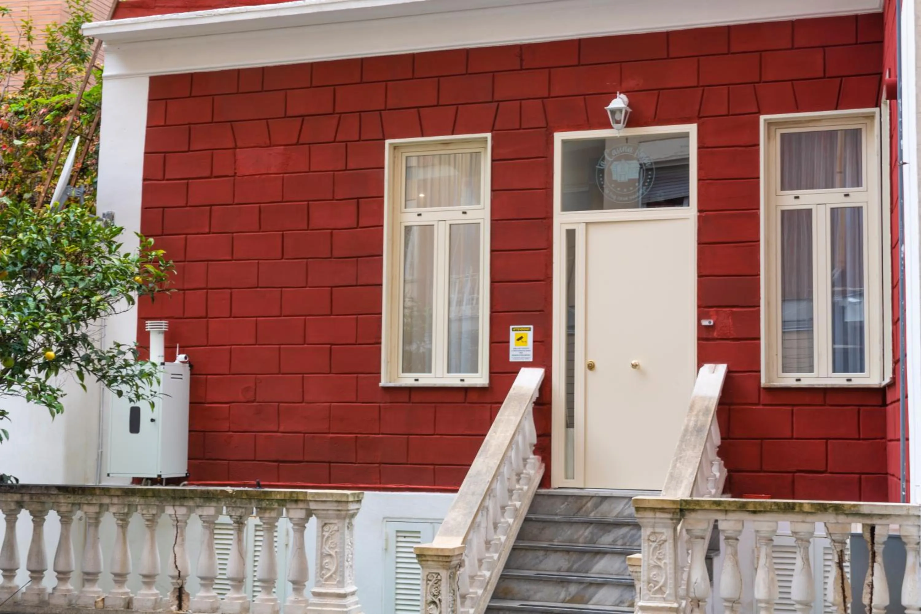 Facade/entrance in La Casina Rossa