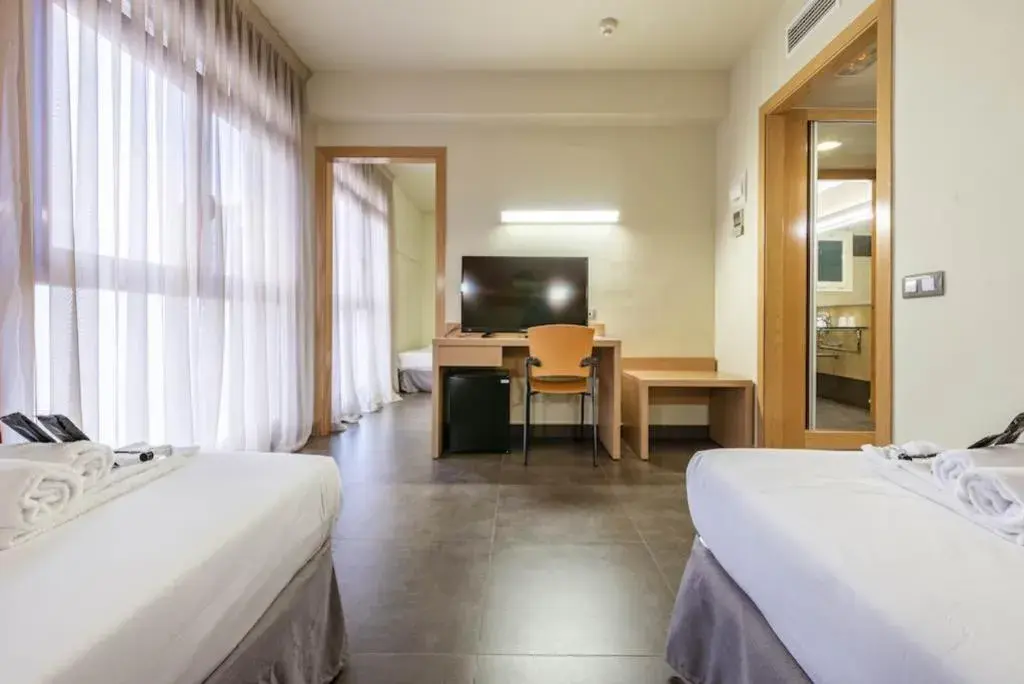 Quadruple Room - single occupancy in Hotel Pere III El Gran Quadruple Room - single occupancy in Hotel Pere III El Gran