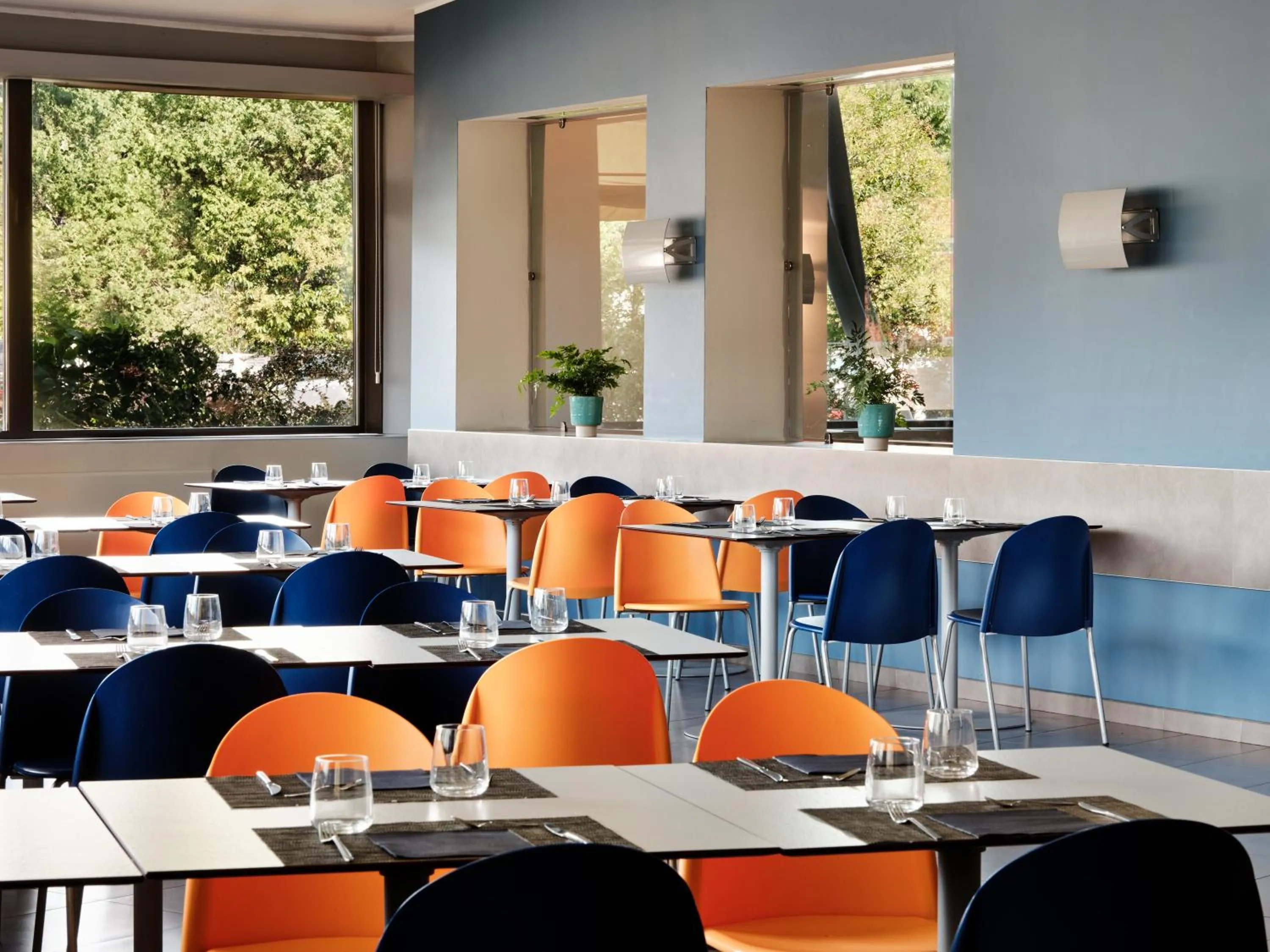 Restaurant/places to eat in Holiday Inn Express Milan-Malpensa Airport by IHG