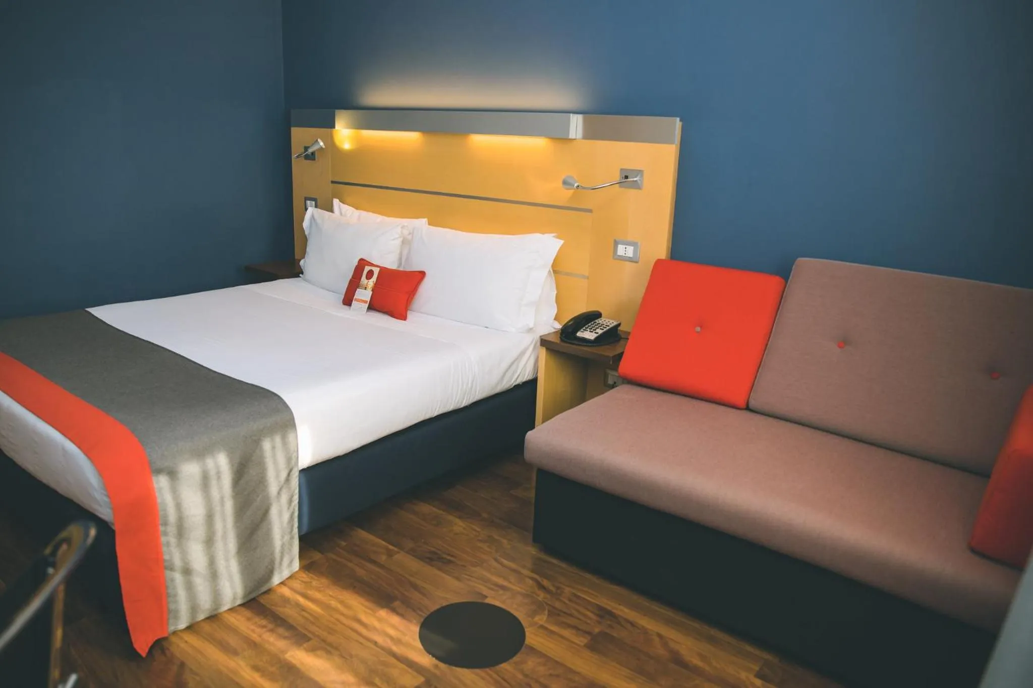 Photo of the whole room, Bed in Holiday Inn Express Milan-Malpensa Airport by IHG