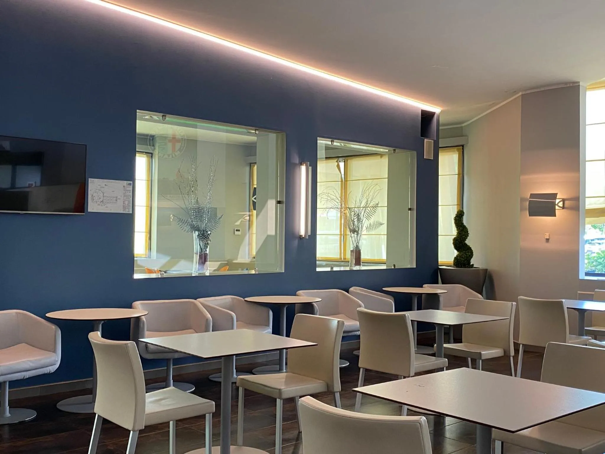 Restaurant/places to eat in Holiday Inn Express Milan-Malpensa Airport by IHG