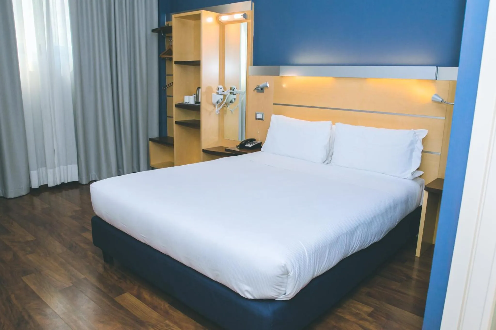 Photo of the whole room, Bed in Holiday Inn Express Milan-Malpensa Airport by IHG