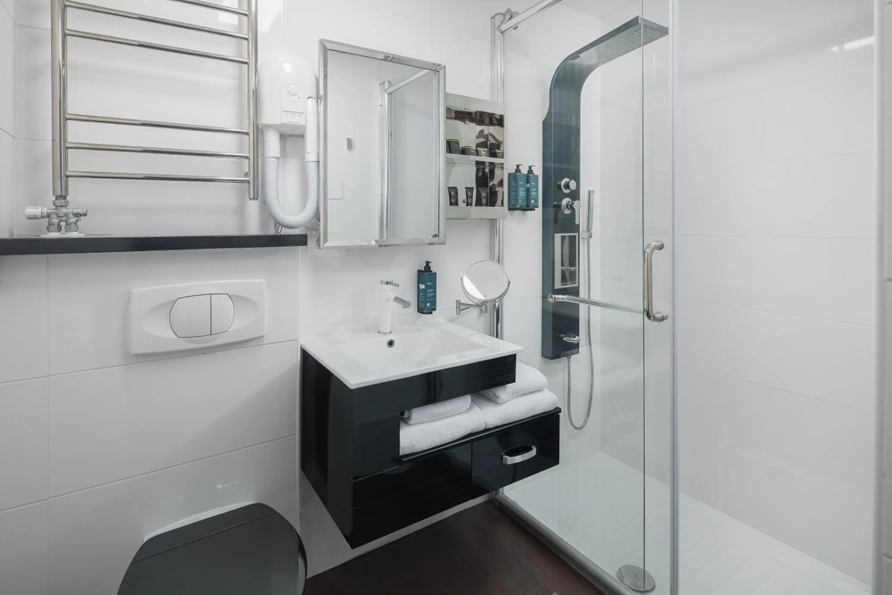 Shower in Hotel Tomi