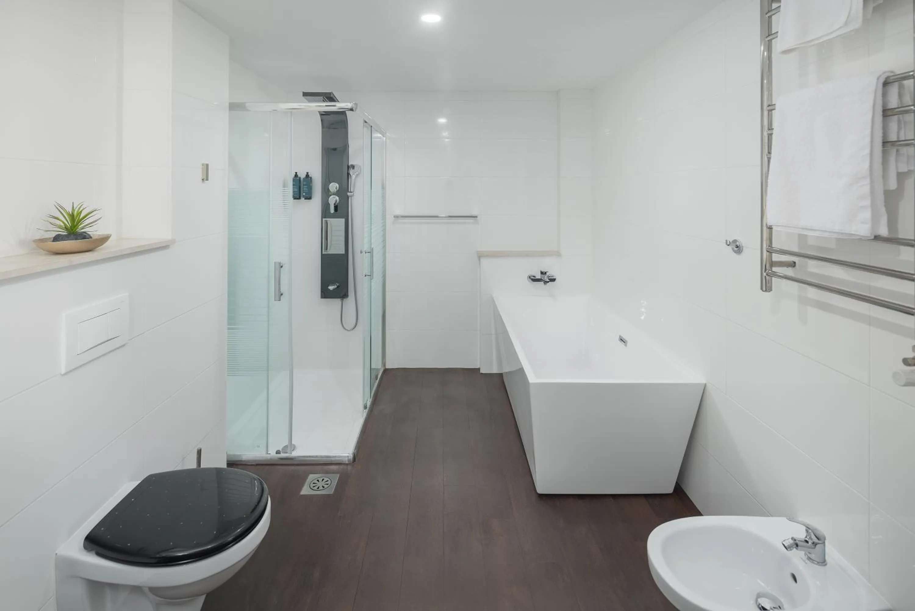 Shower in Hotel Tomi