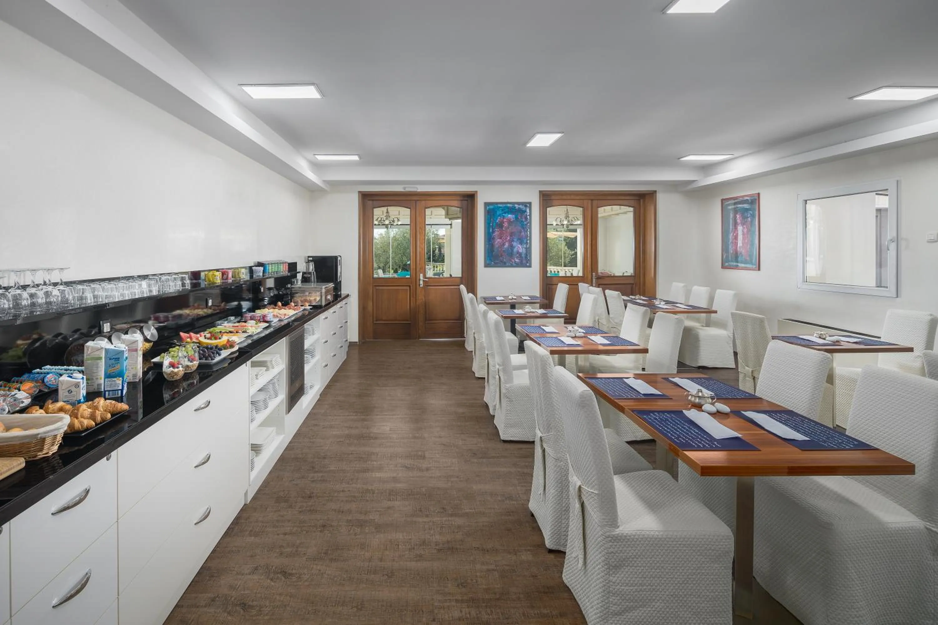 Breakfast in Hotel Tomi