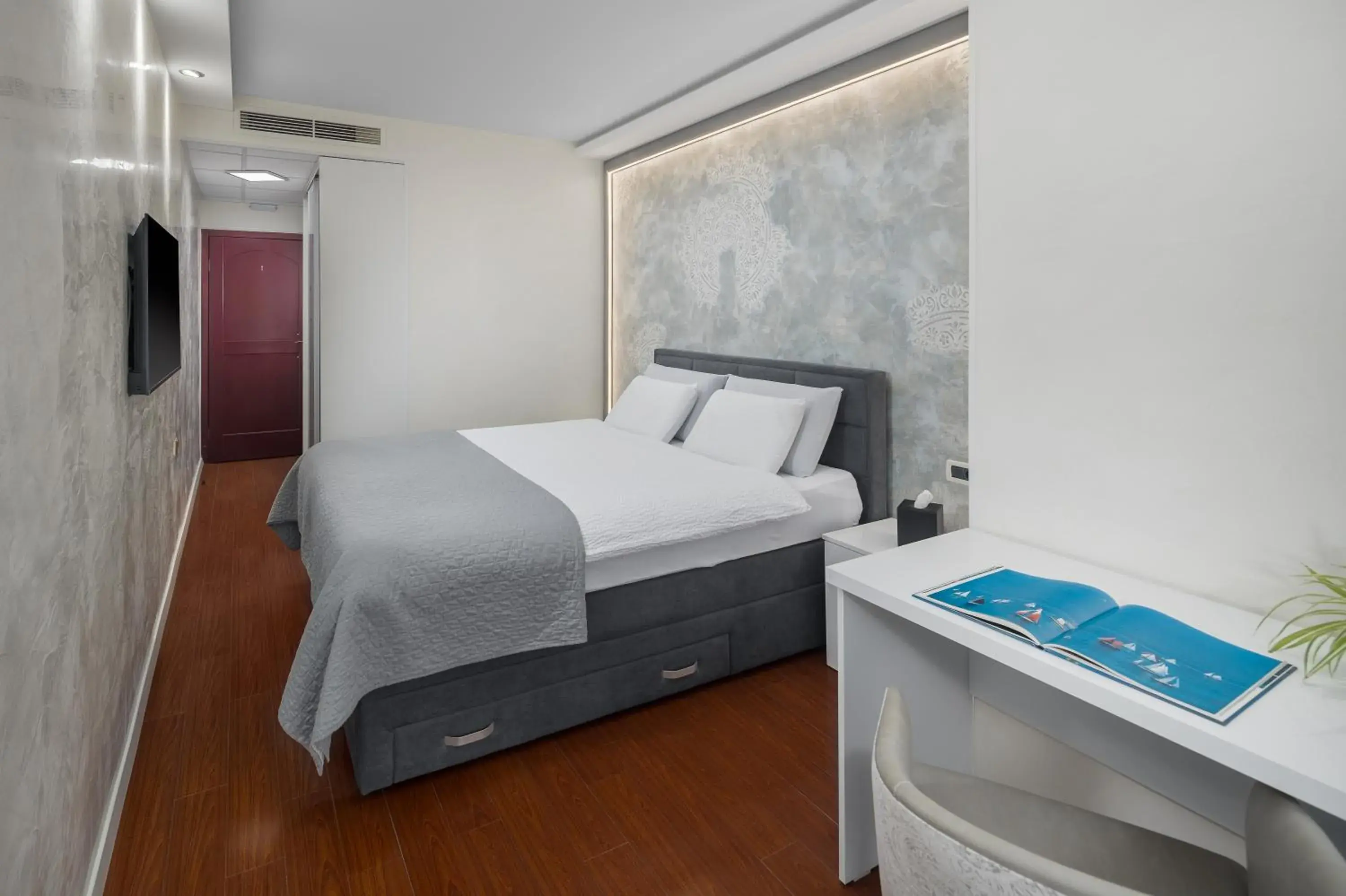 Double Room with Balcony and Street View in Hotel Tomi Double Room with Balcony and Street View in Hotel Tomi