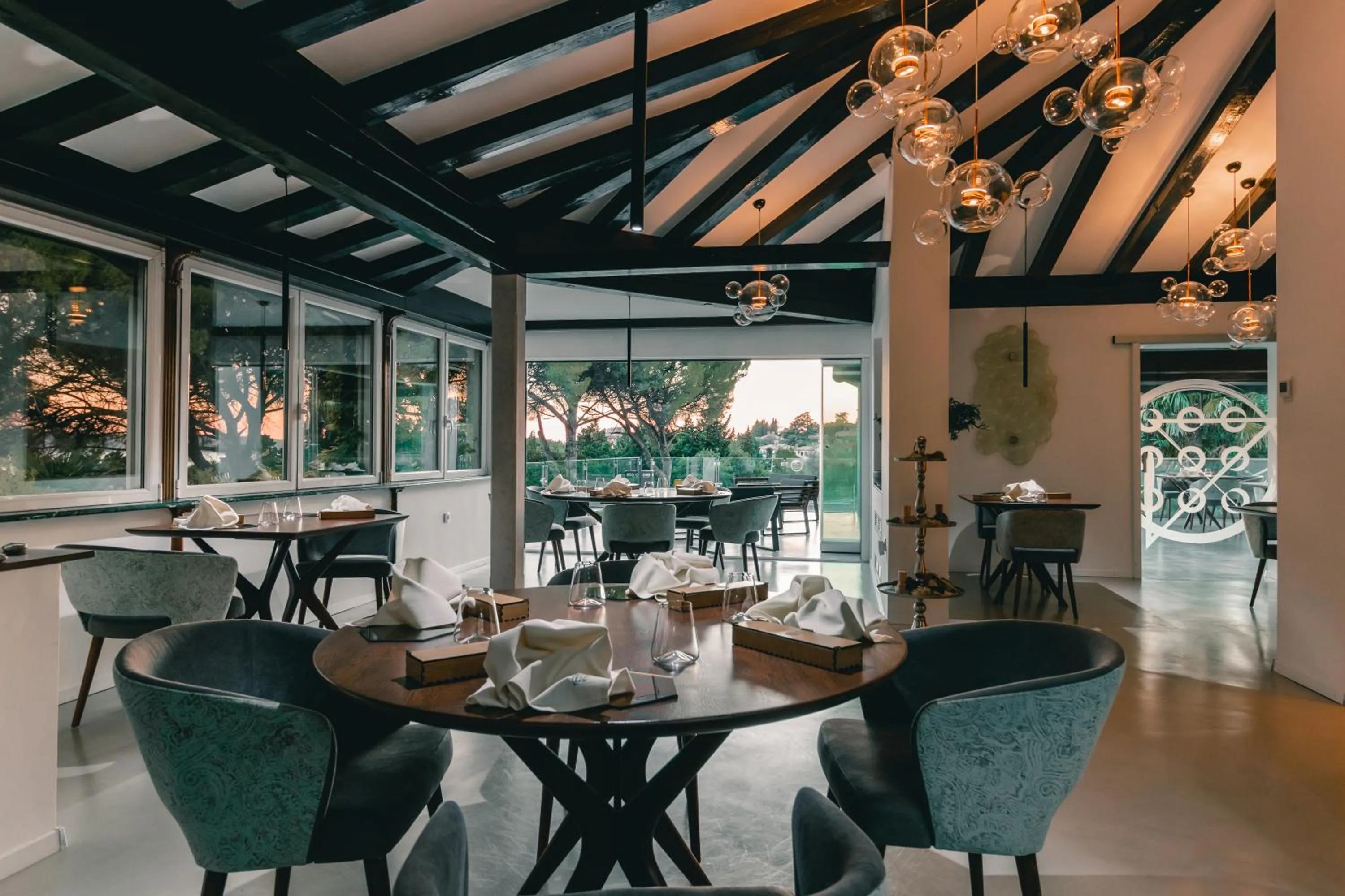 Restaurant/places to eat in Hotel Tomi