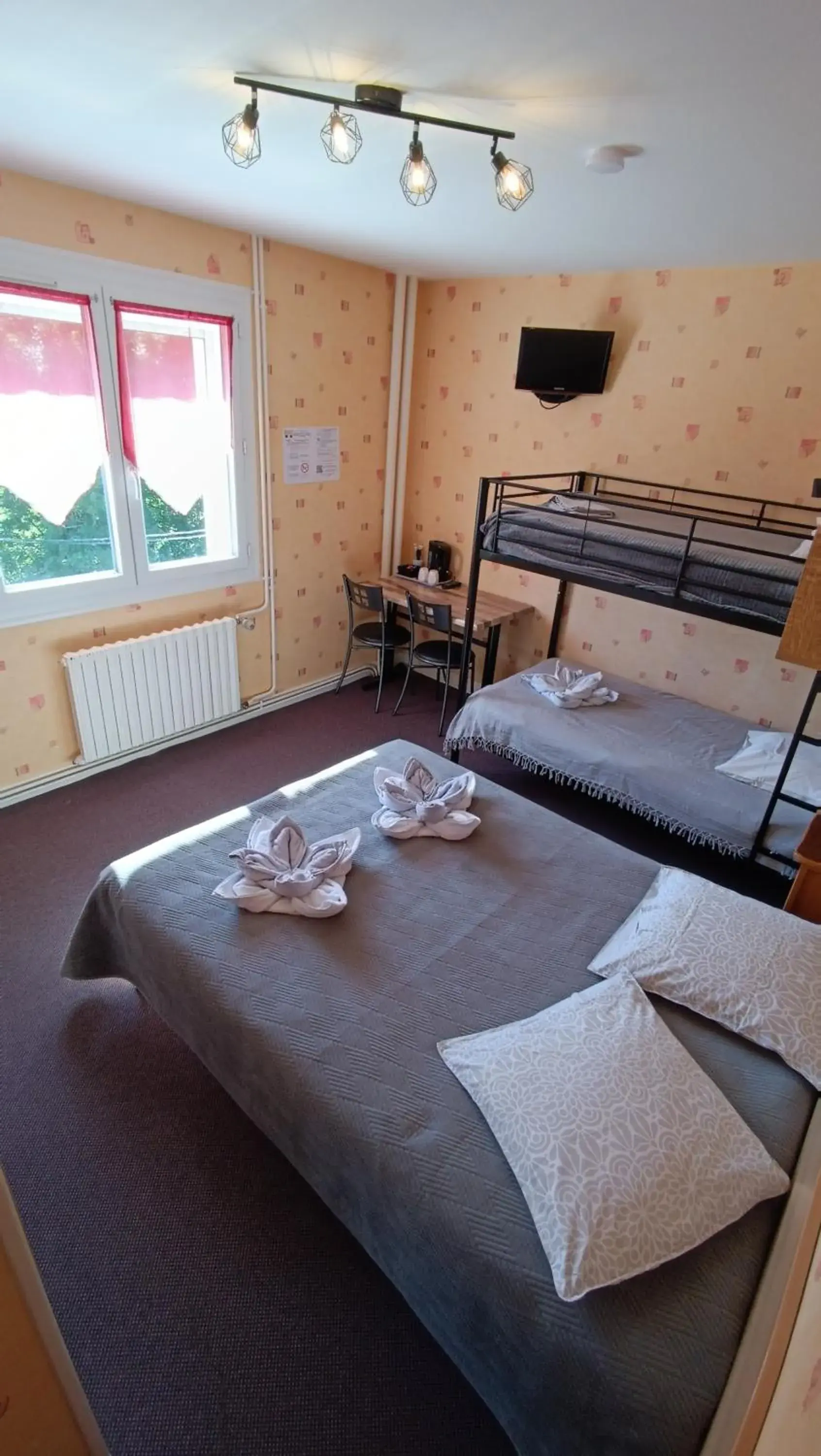 Triple Room in Hôtel Le Pommeil Triple Room in Hôtel Le Pommeil