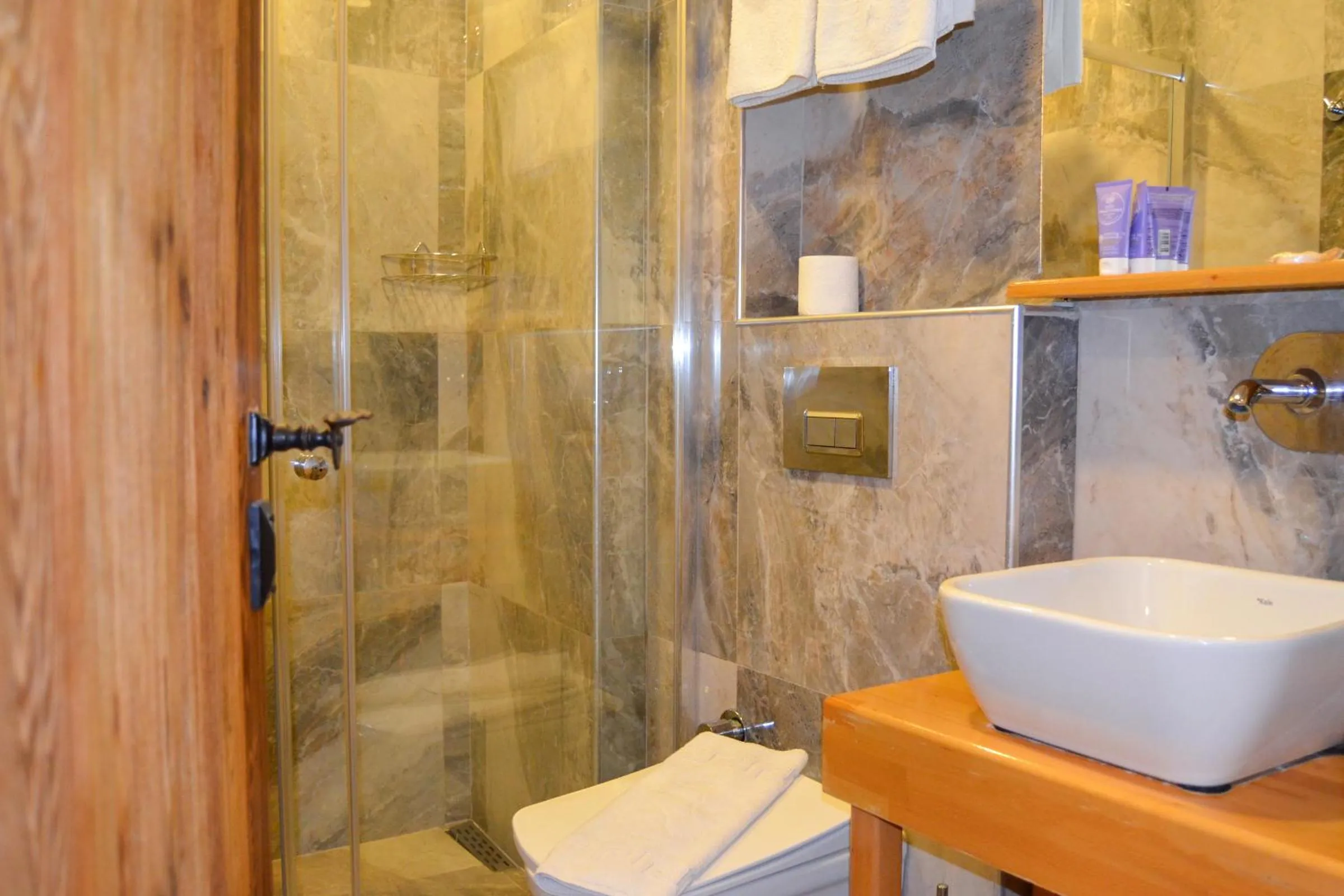 Shower in Akkan Hotel