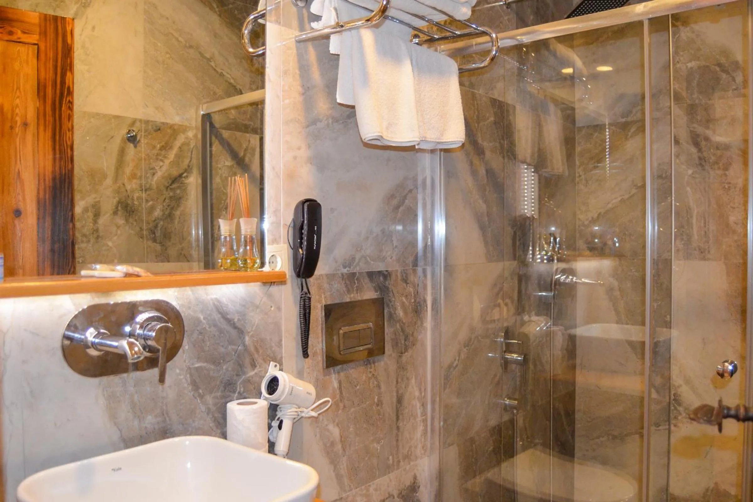 Shower in Akkan Hotel