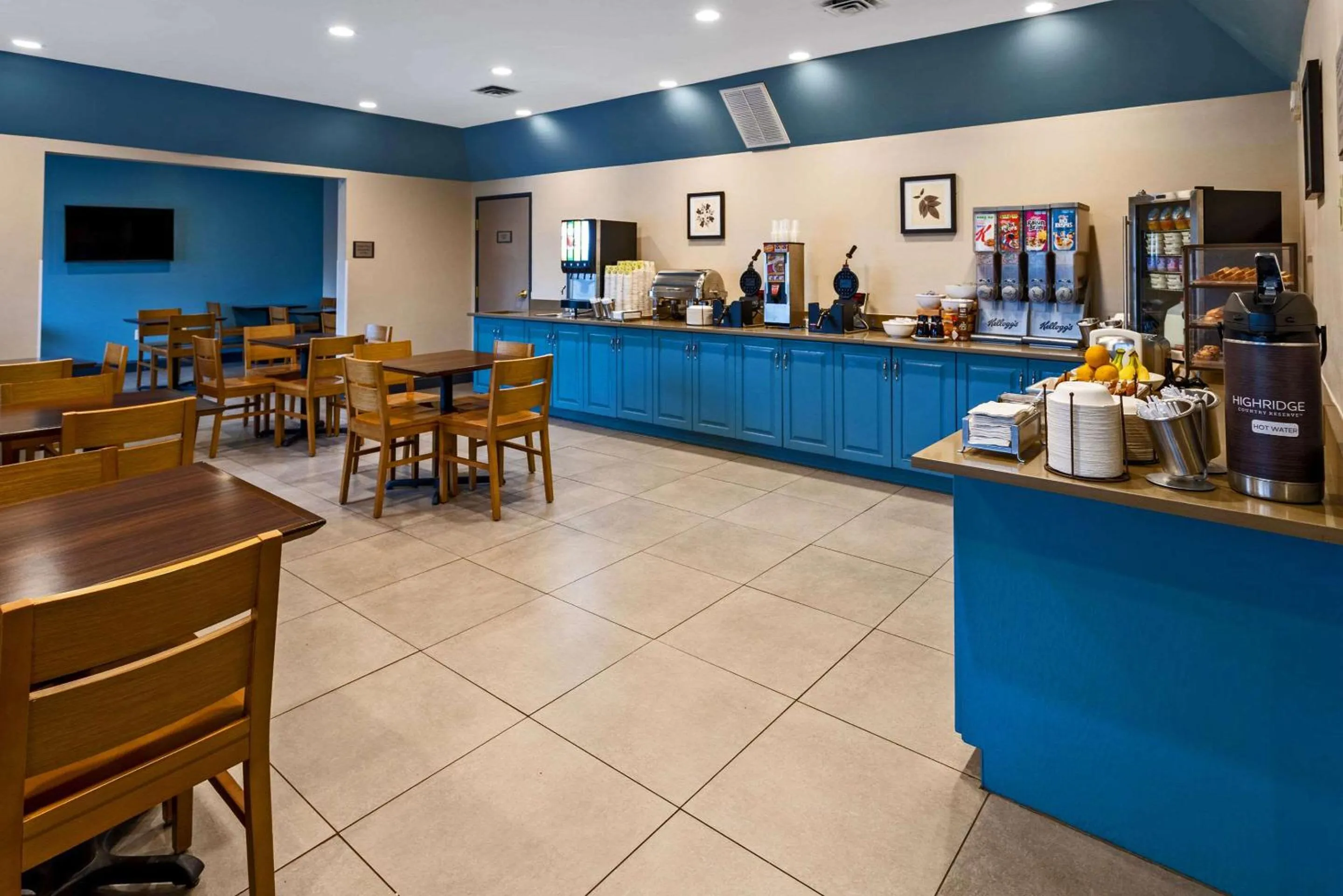 Breakfast in Country Inn & Suites by Radisson, Salisbury, MD