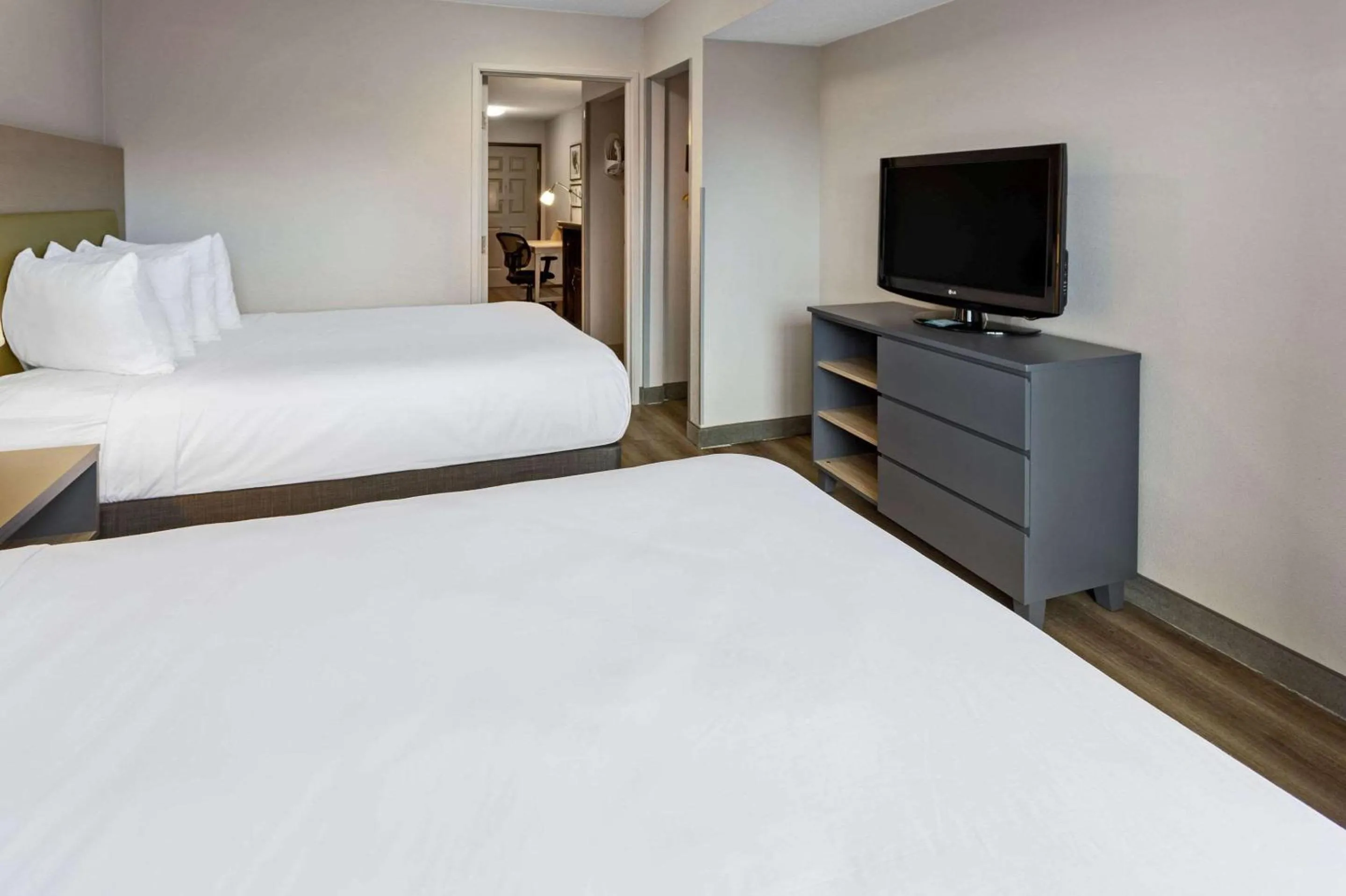 Bedroom, Bed in Country Inn & Suites by Radisson, Salisbury, MD