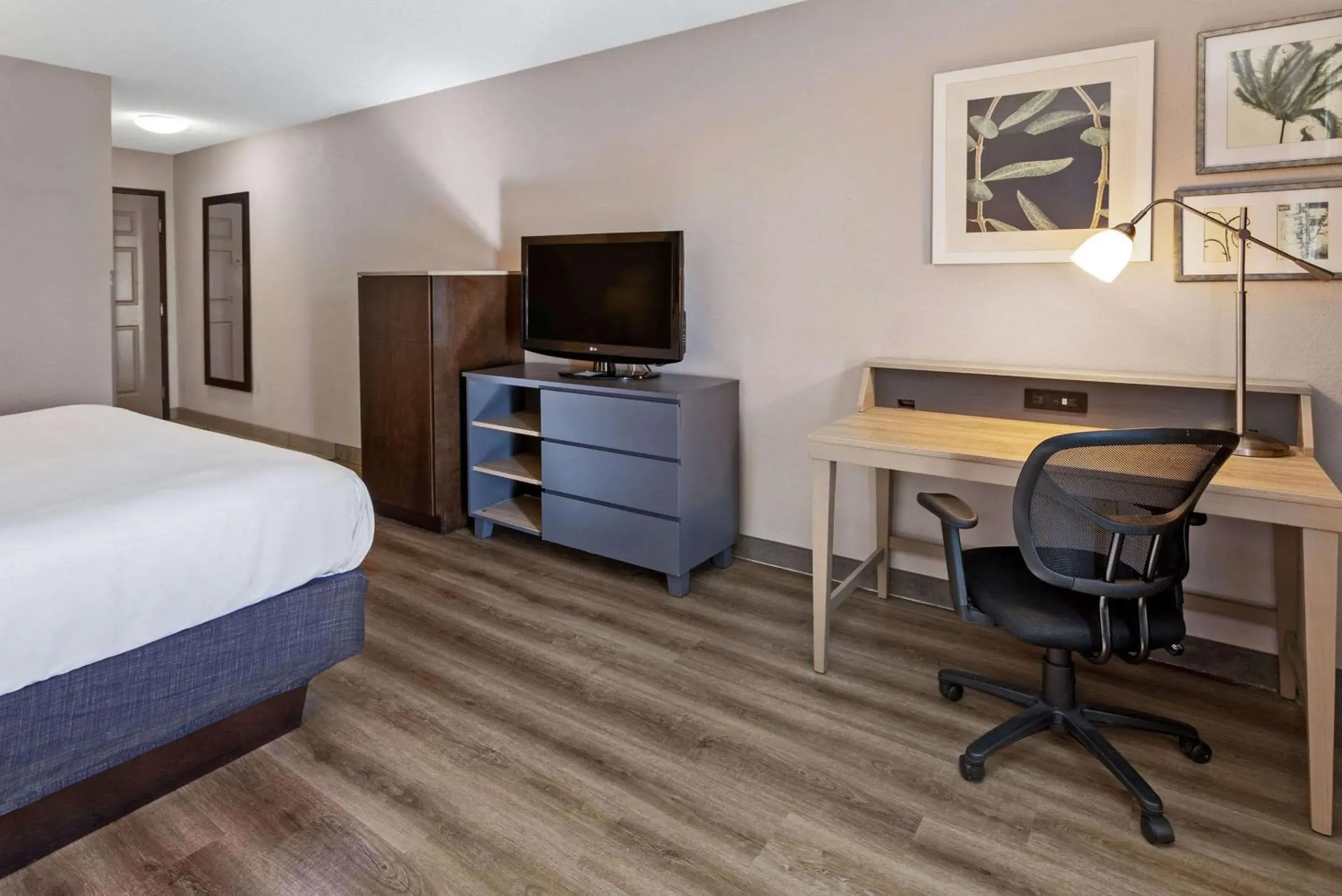 King Room in Country Inn & Suites by Radisson, Salisbury, MD King Room in Country Inn & Suites by Radisson, Salisbury, MD