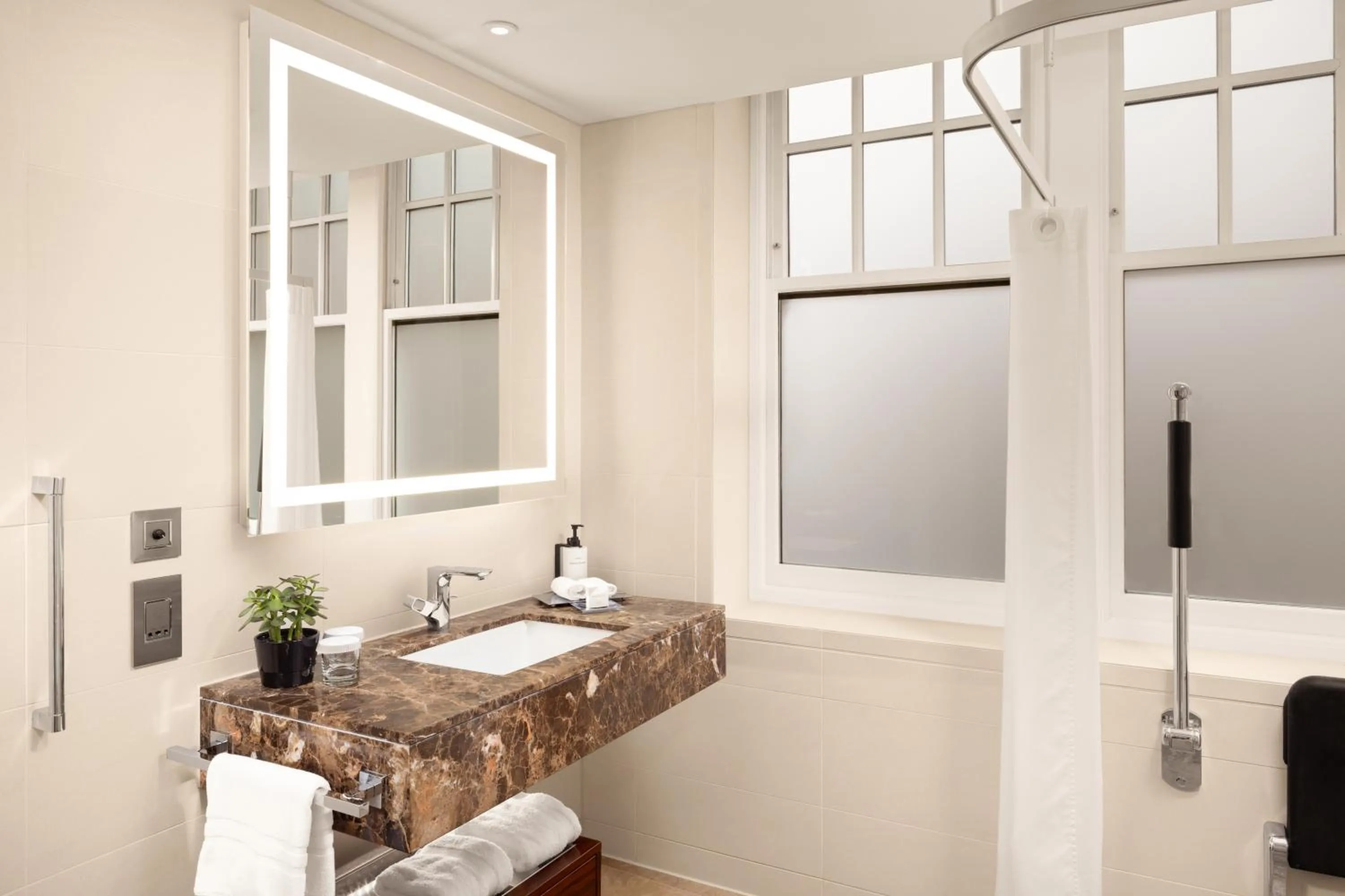 Shower in Conrad London St James