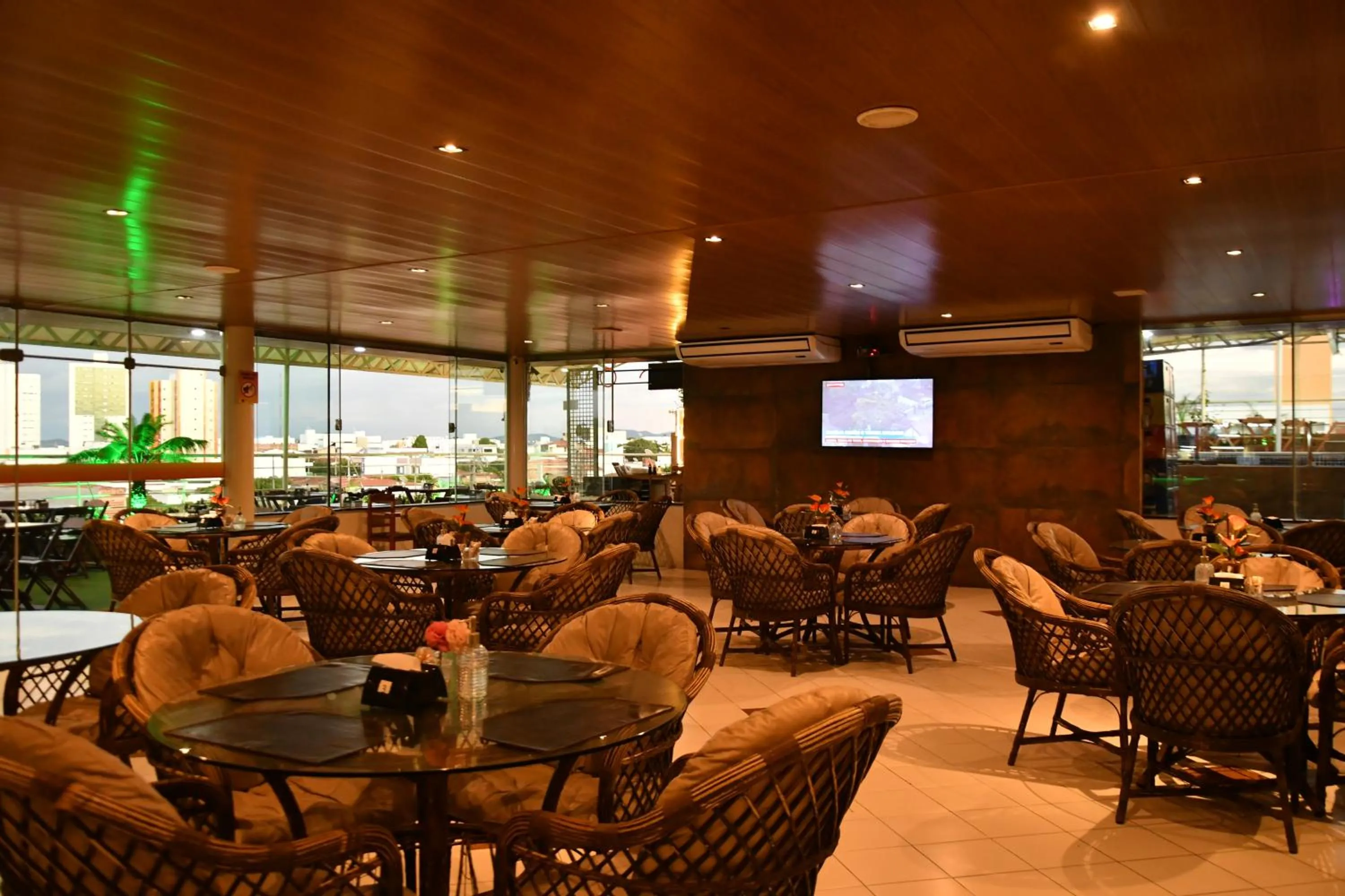 Restaurant/places to eat in Troodon Park Hotel