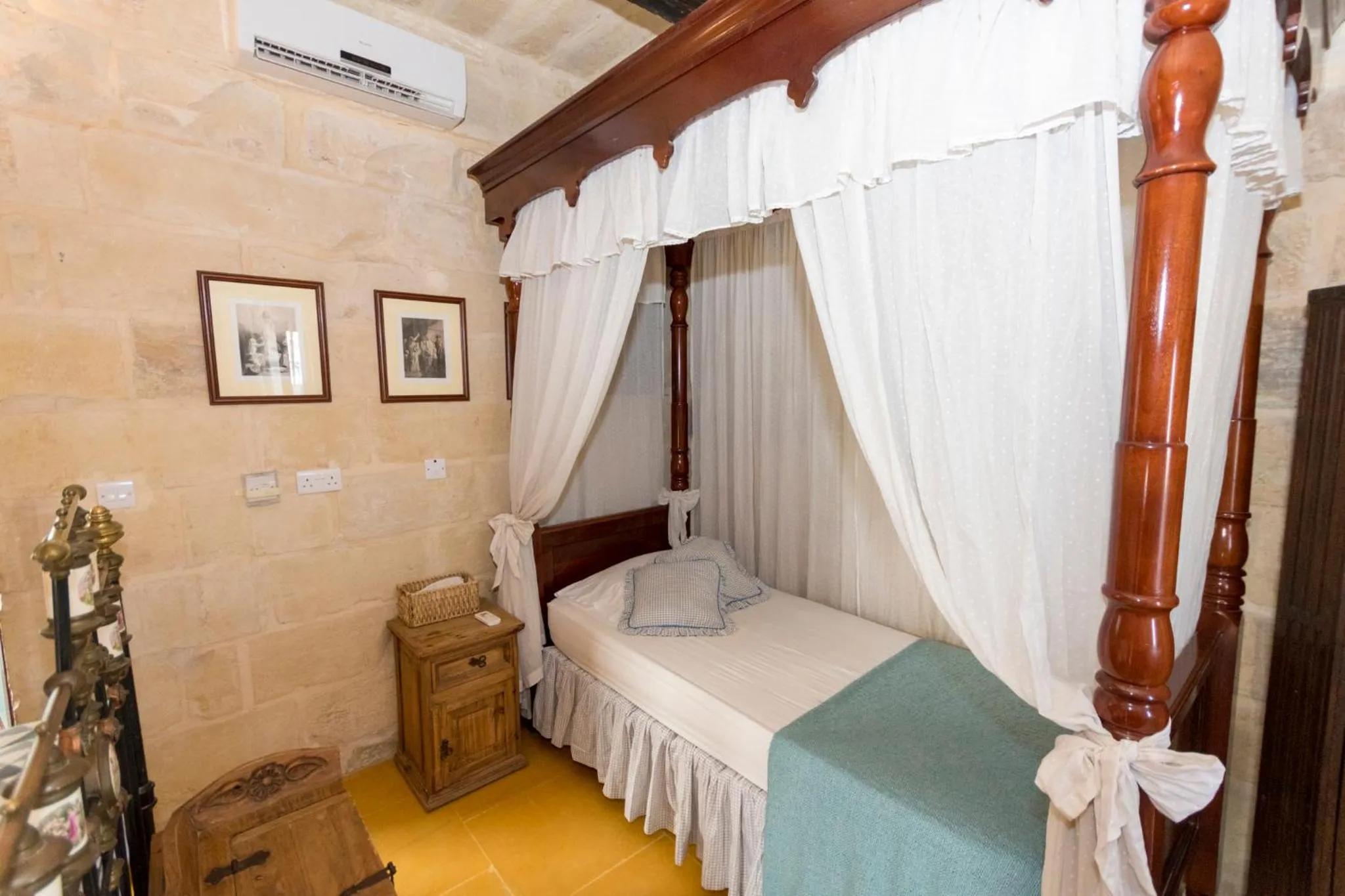 Bedroom, Bed in The Burrow Guest House