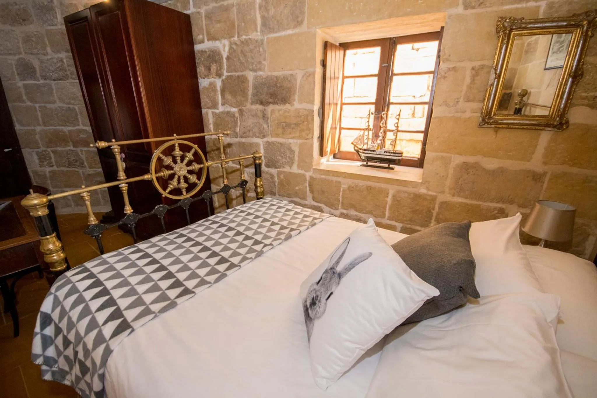 Photo of the whole room, Bed in The Burrow Guest House