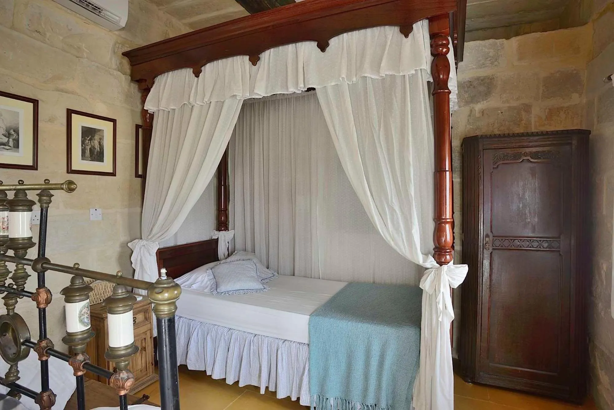 Bedroom, Bed in The Burrow Guest House