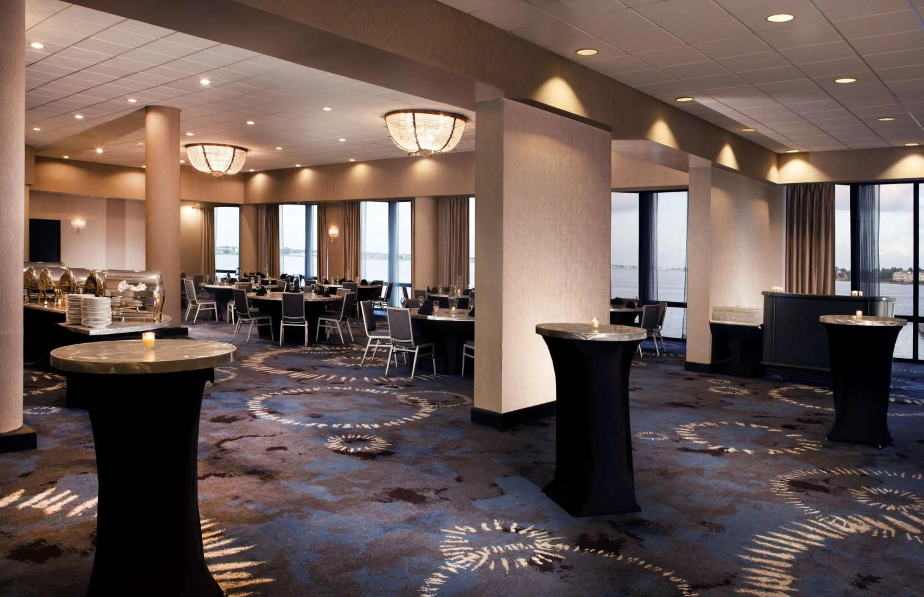 Dining area in Hilton Houston NASA Clear Lake