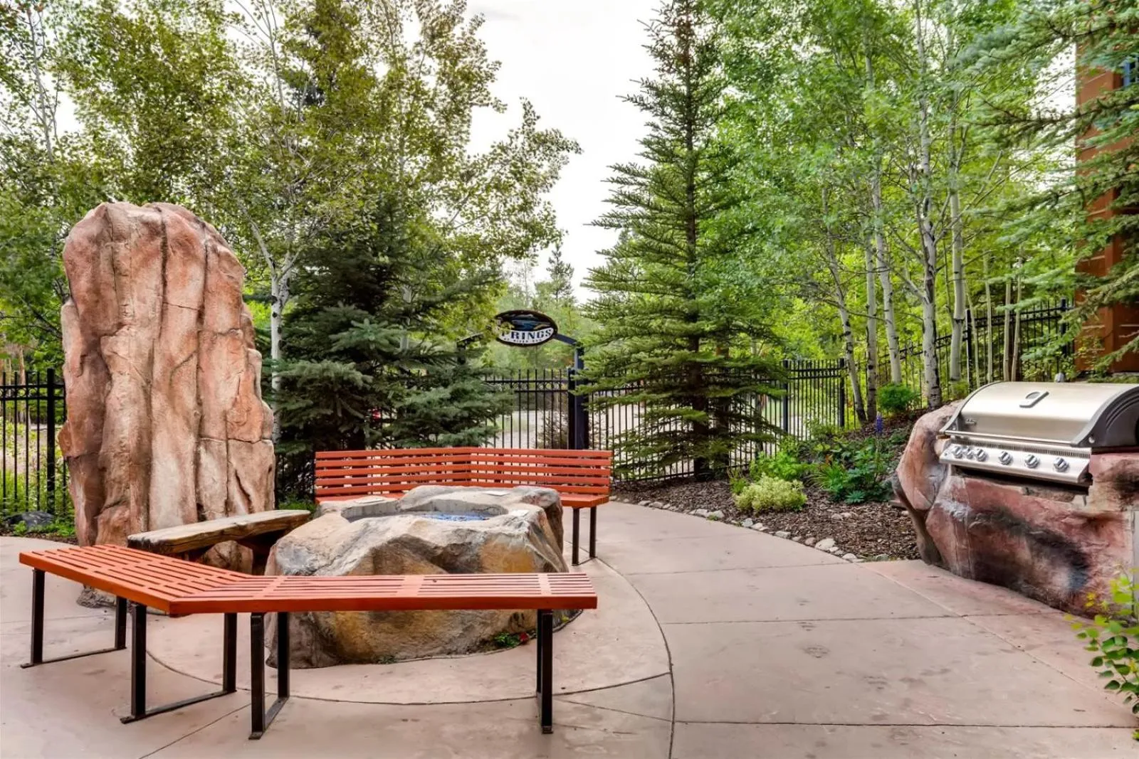 Property building in 1 Bedroom Springs Condo In River Run Village Just 75 Yards From The River Run Gondola