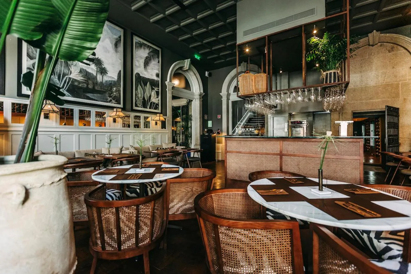 Restaurant/places to eat in Torel 1884 Suites & Apartments