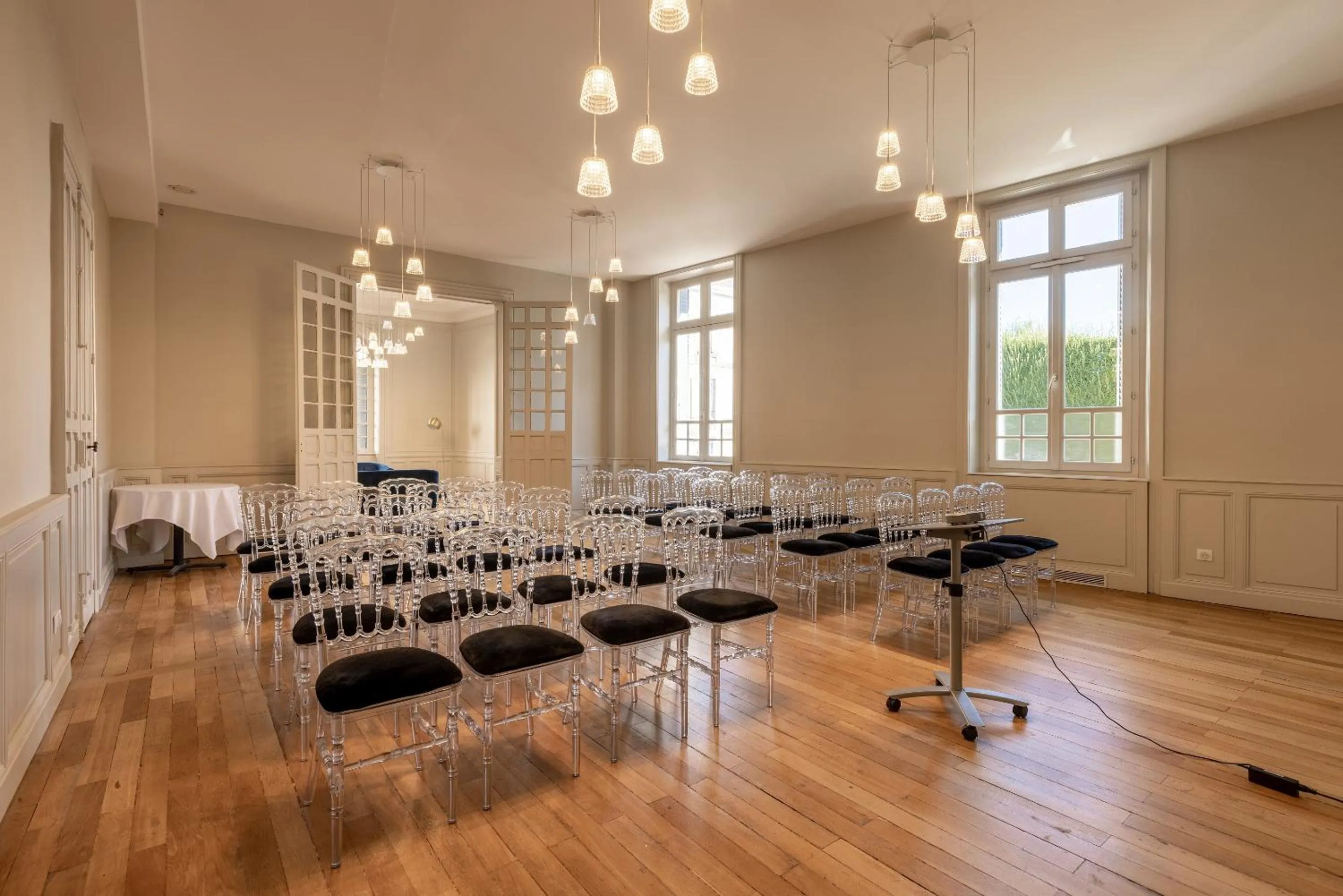 Meeting/conference room in La Maison Blanche - AppartHôtels de charme Chic & Cosy à 350m du cœur de ville de Limoges - Accès autonome