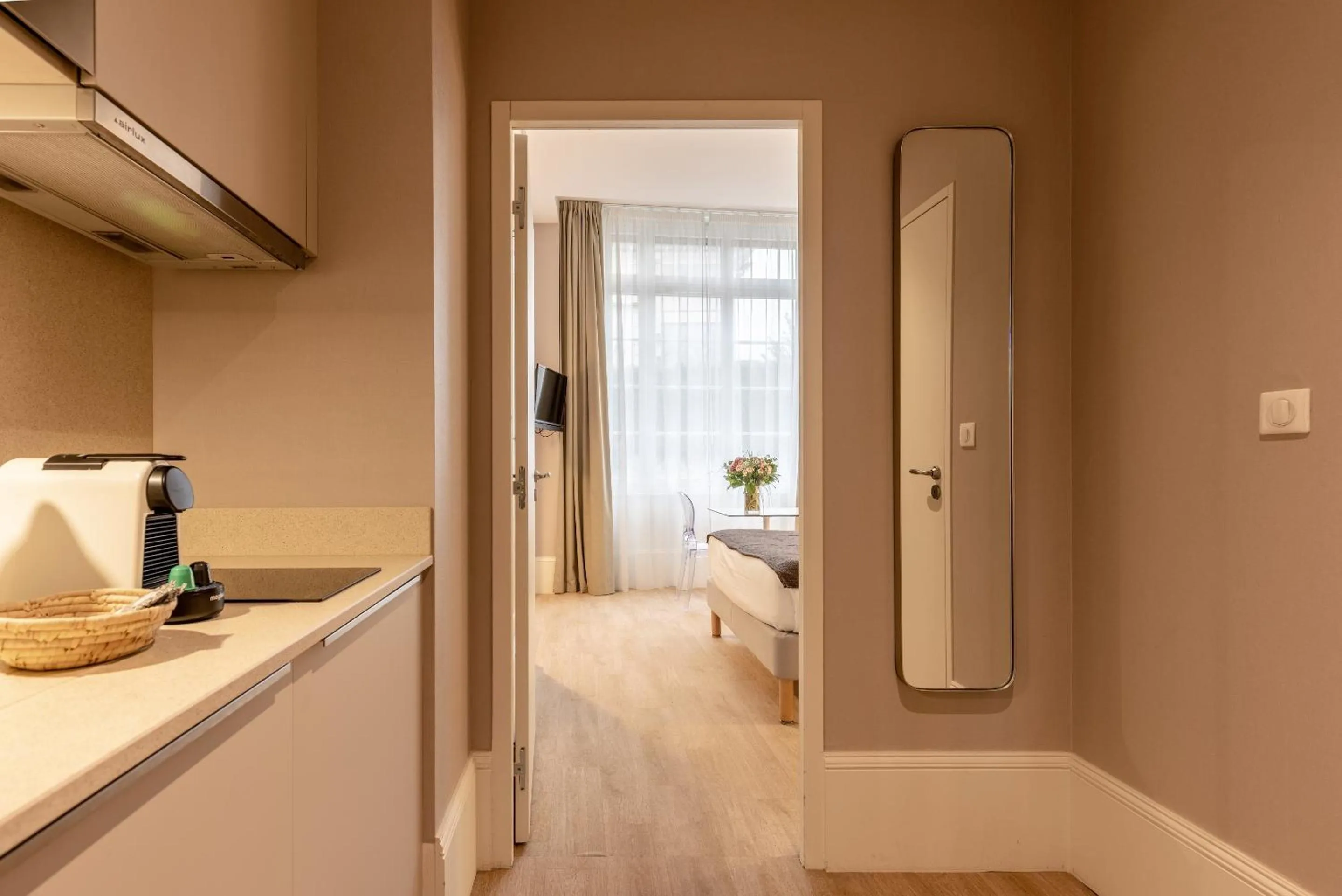 Kitchen or kitchenette in La Maison Blanche - AppartHôtels de charme Chic & Cosy à 350m du cœur de ville de Limoges - Accès autonome