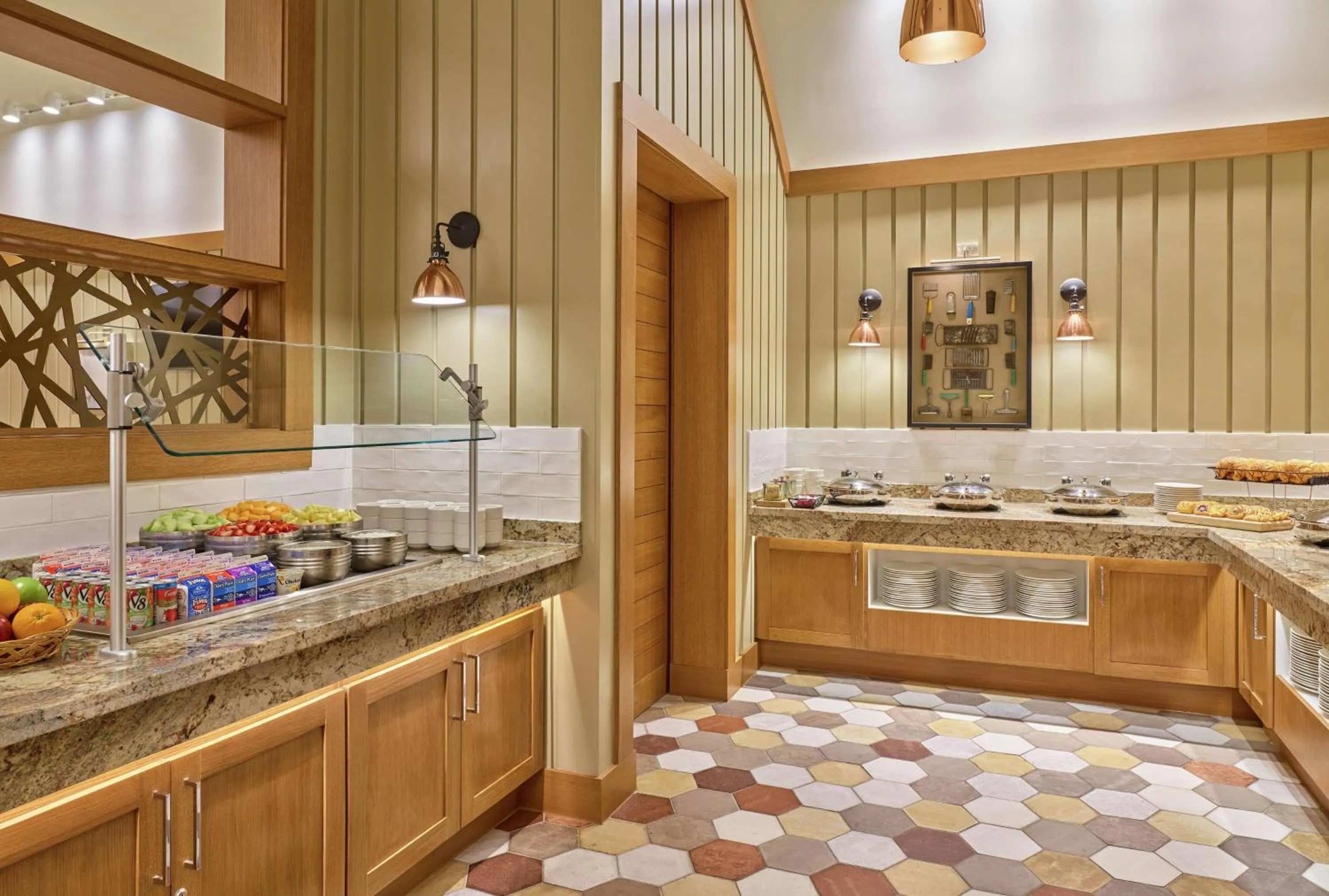 Dining area in DoubleTree by Hilton Houston Intercontinental Airport