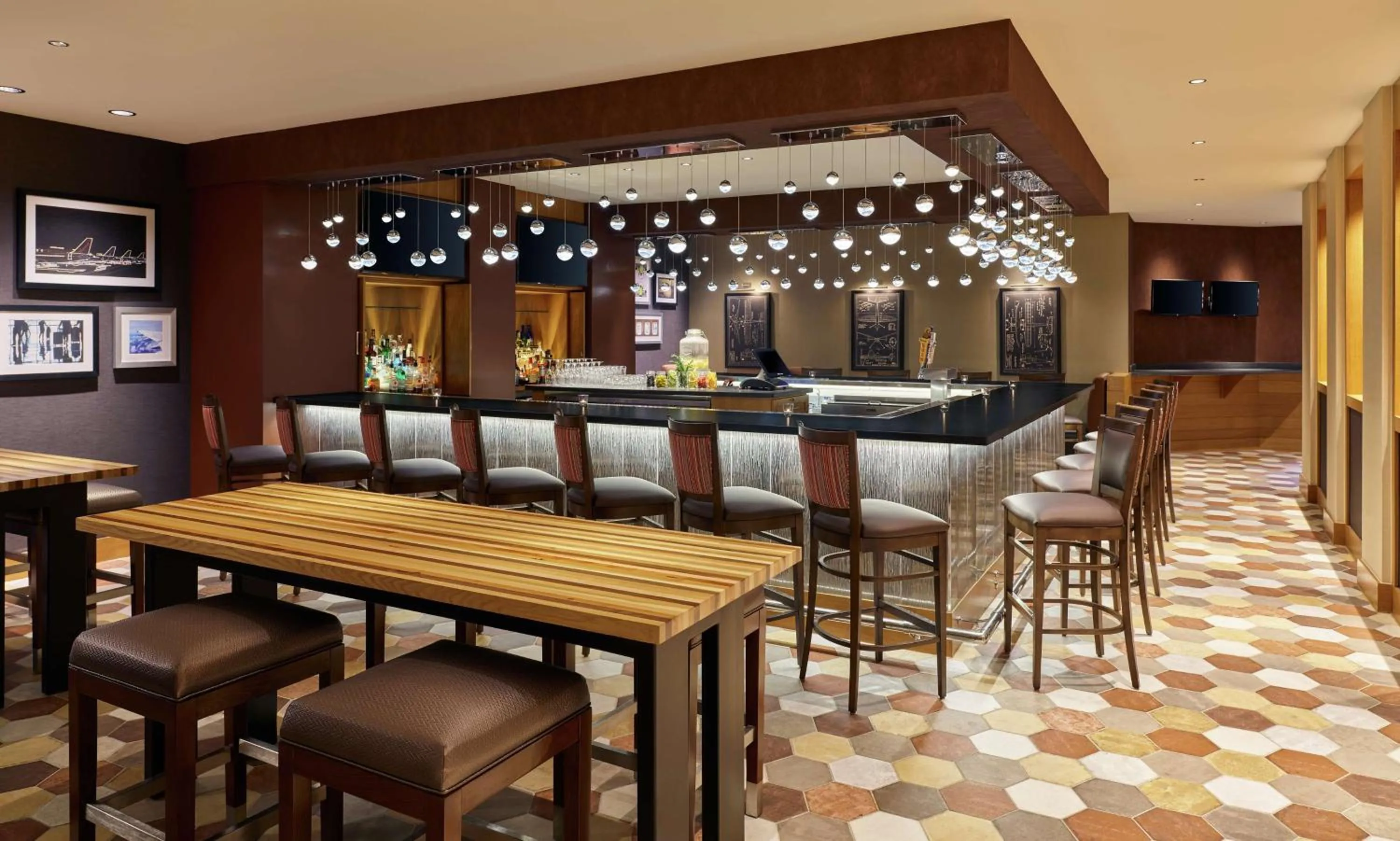 Lounge or bar in DoubleTree by Hilton Houston Intercontinental Airport
