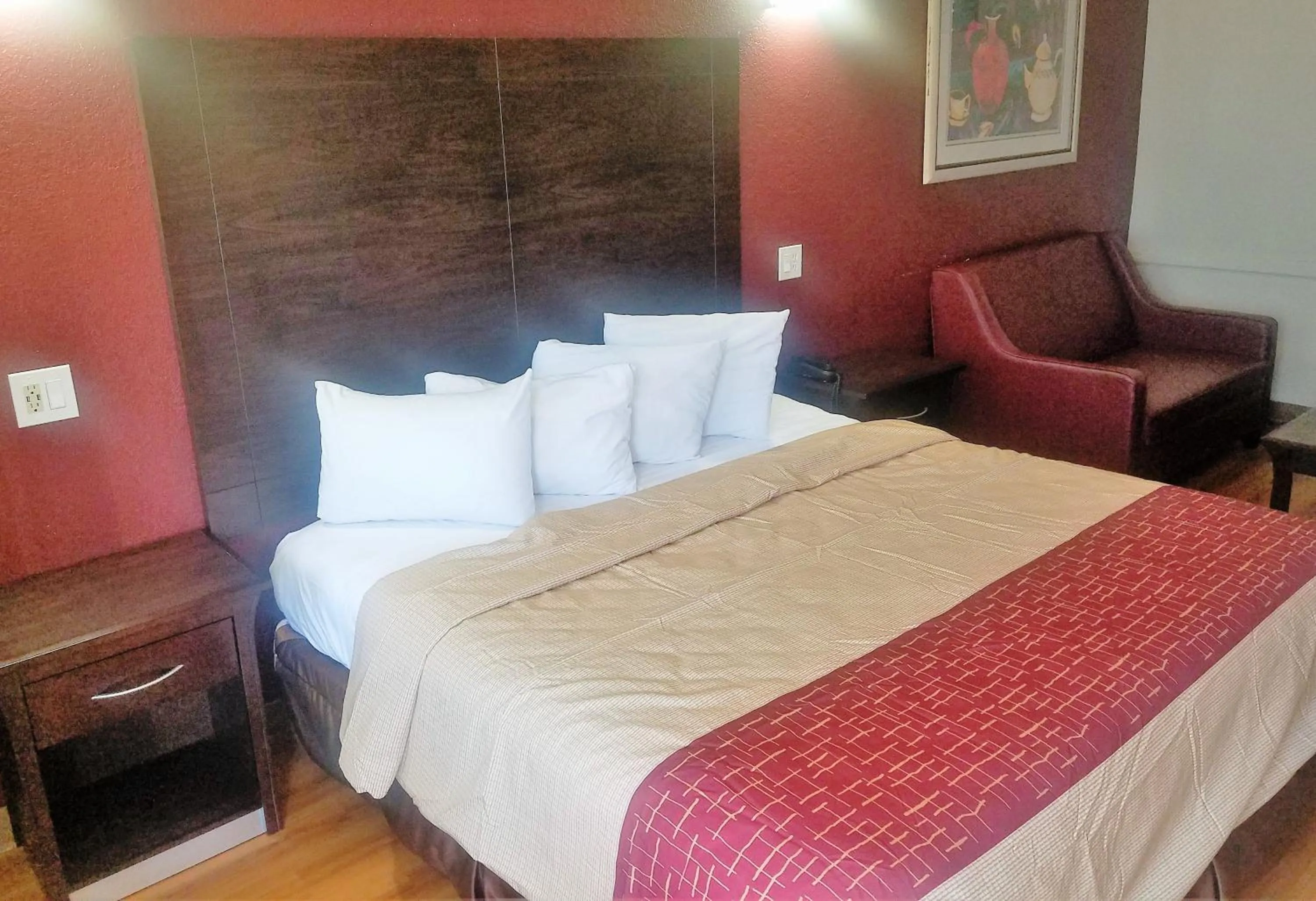 Photo of the whole room in Red Roof Inn & Suites Houston - Hobby Airport