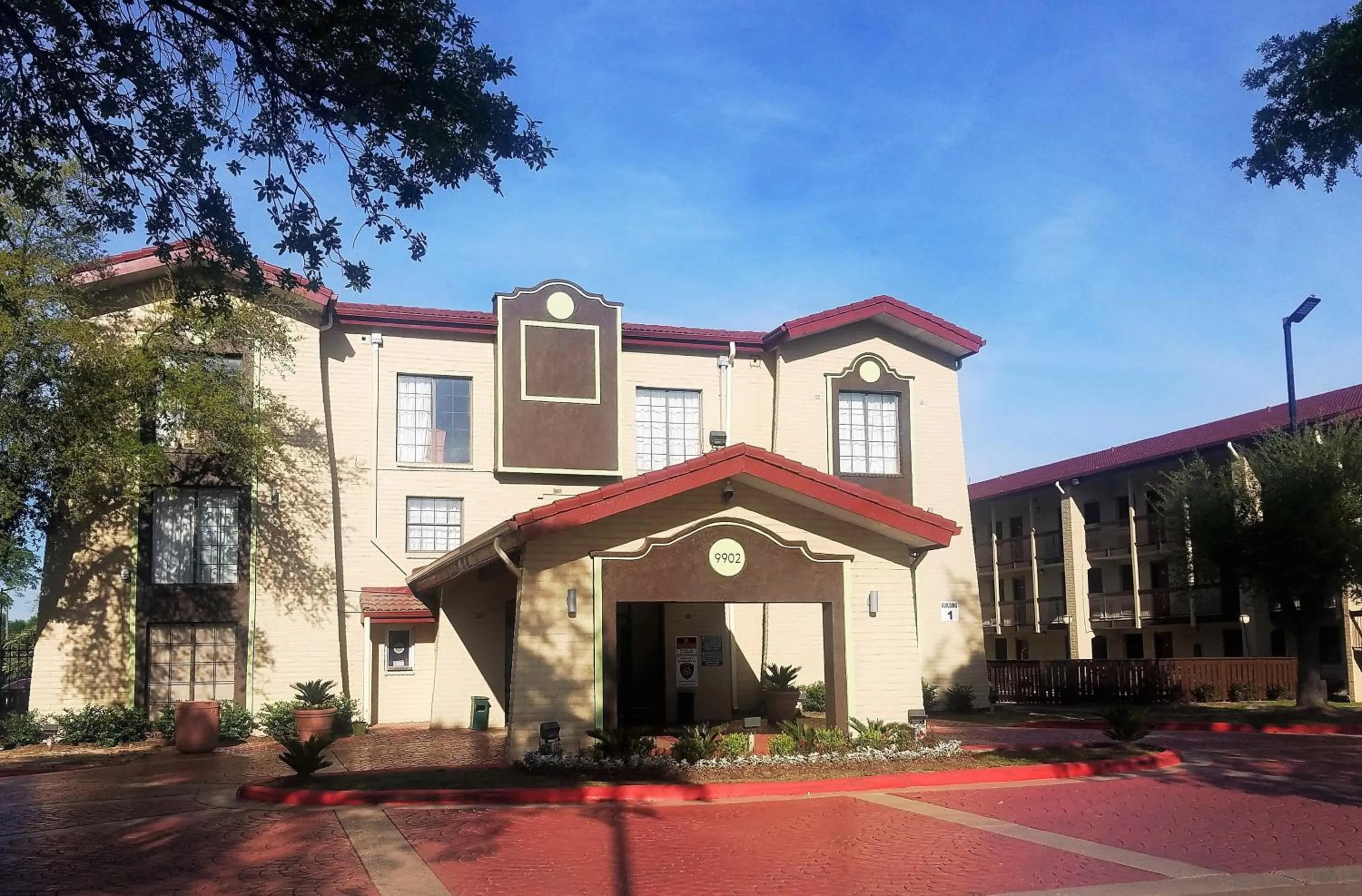 Property Building in Red Roof Inn & Suites Houston - Hobby Airport