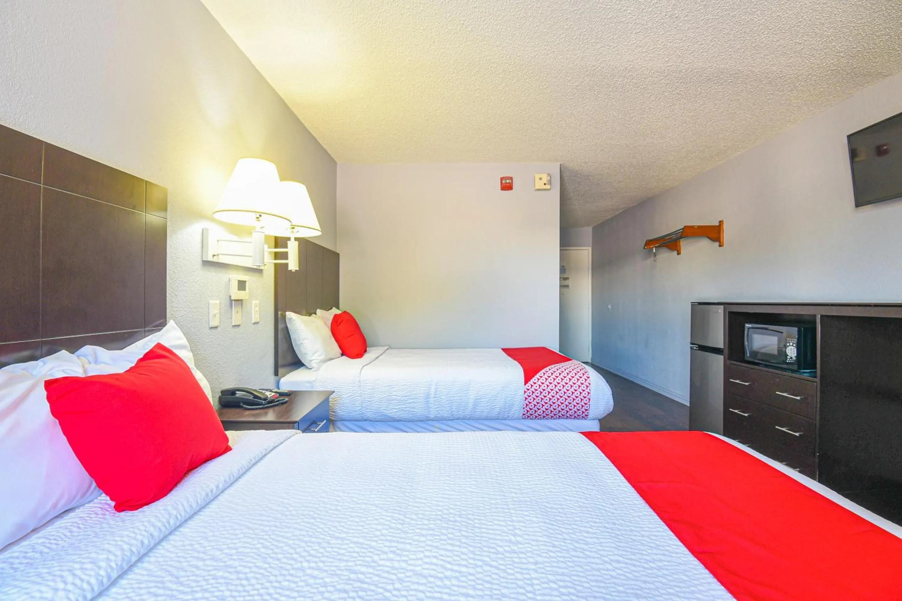 Bedroom, Bed in OYO Hotel Irving DFW Airport South