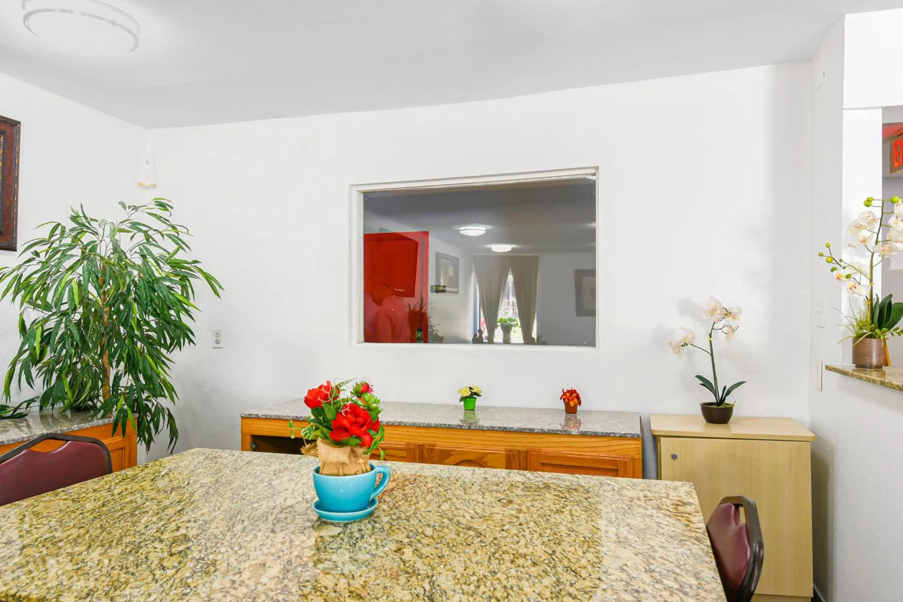 Dining area in OYO Hotel Irving DFW Airport South