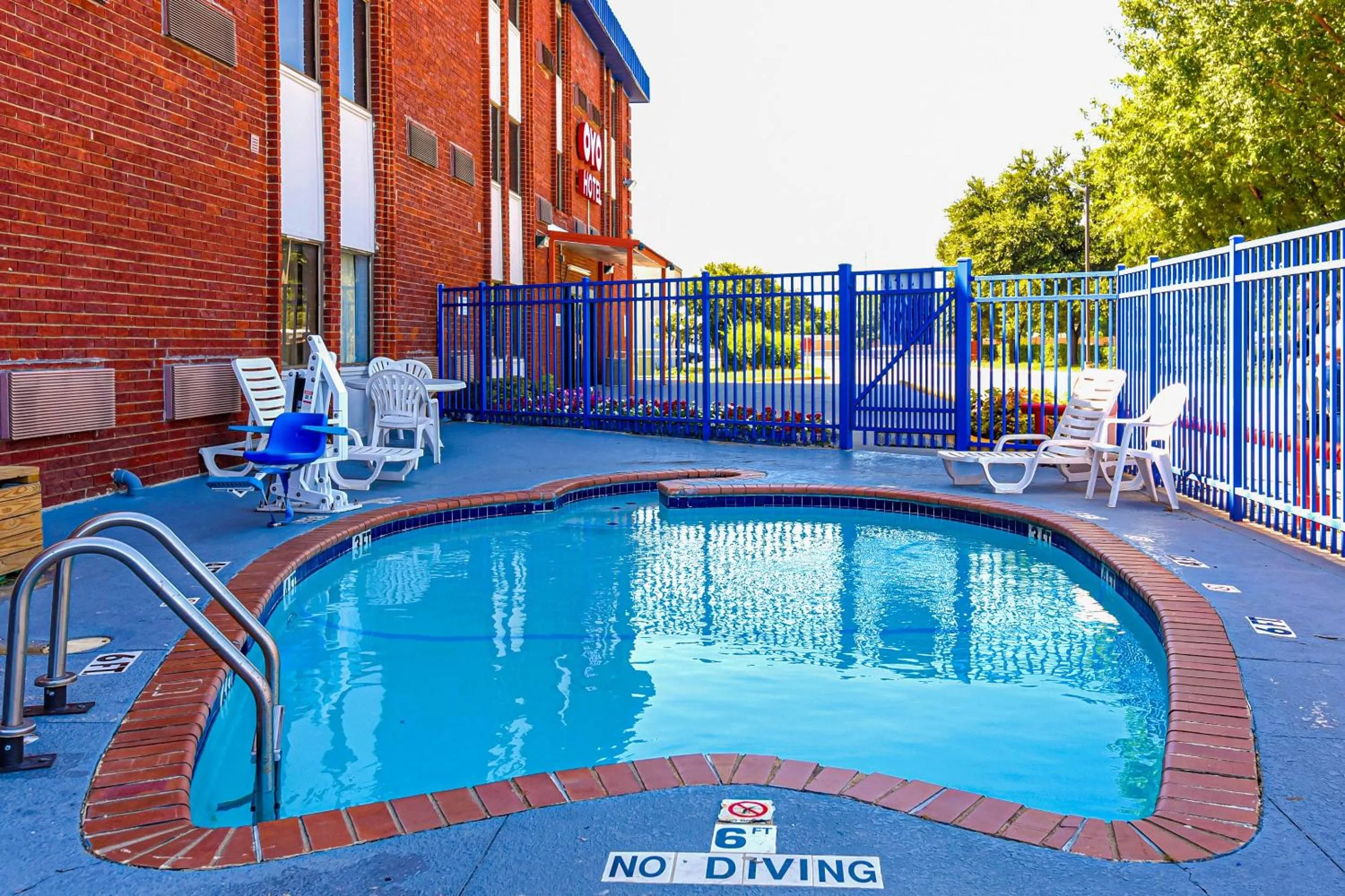 Swimming pool in OYO Hotel Irving DFW Airport South