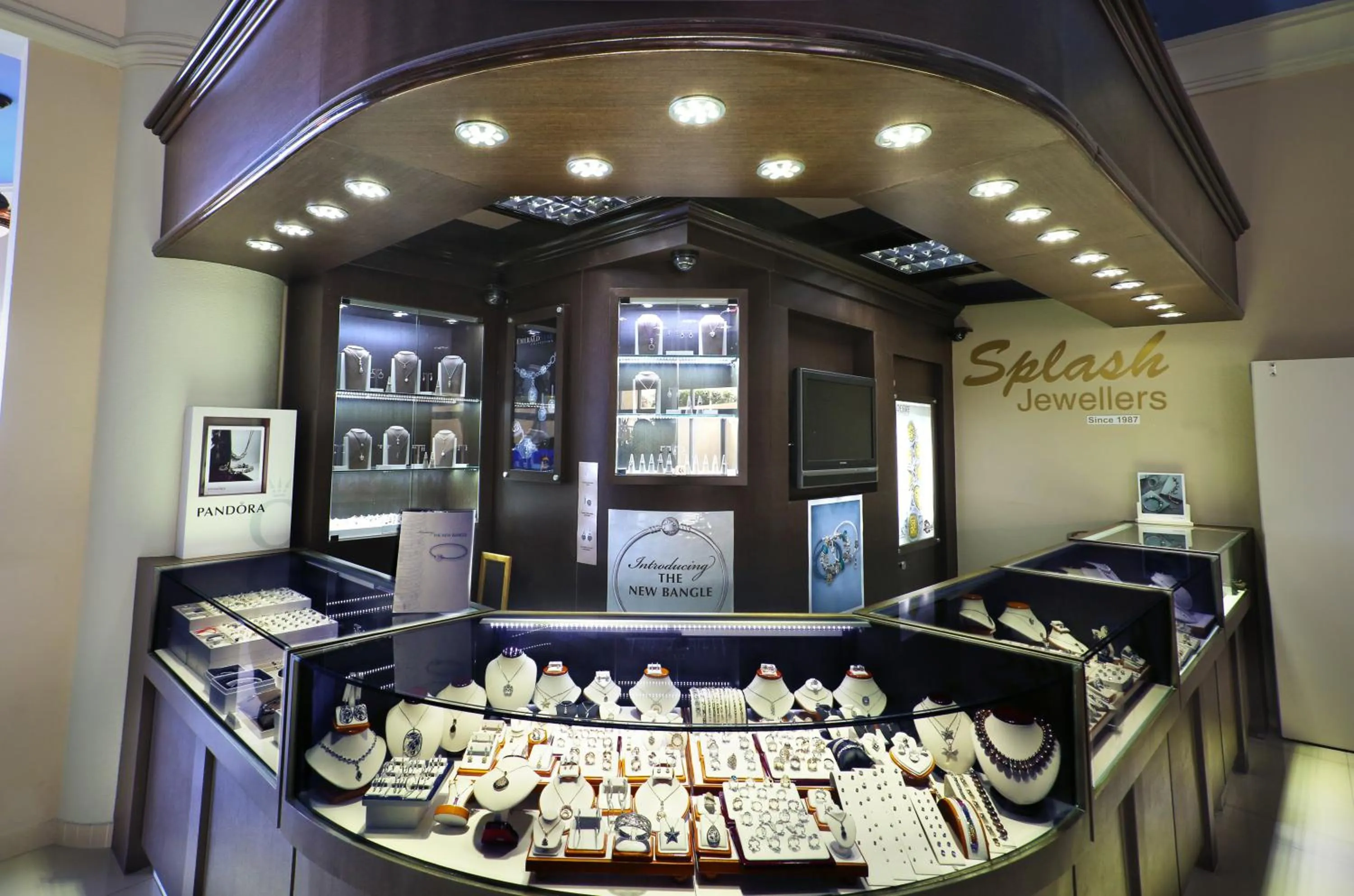 On-site shops in The Villas at Simpson Bay Resort