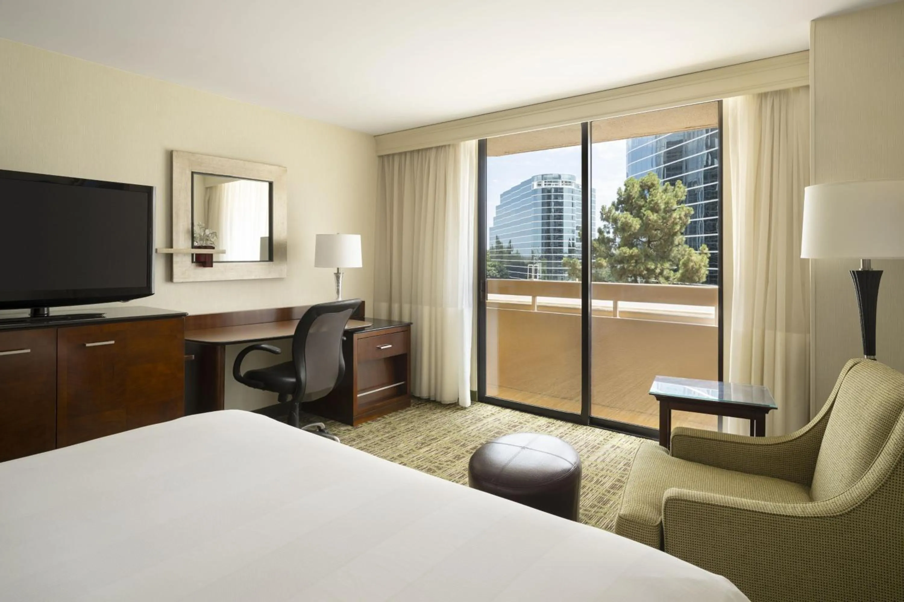 Photo of the whole room, Bed in San Diego Marriott La Jolla