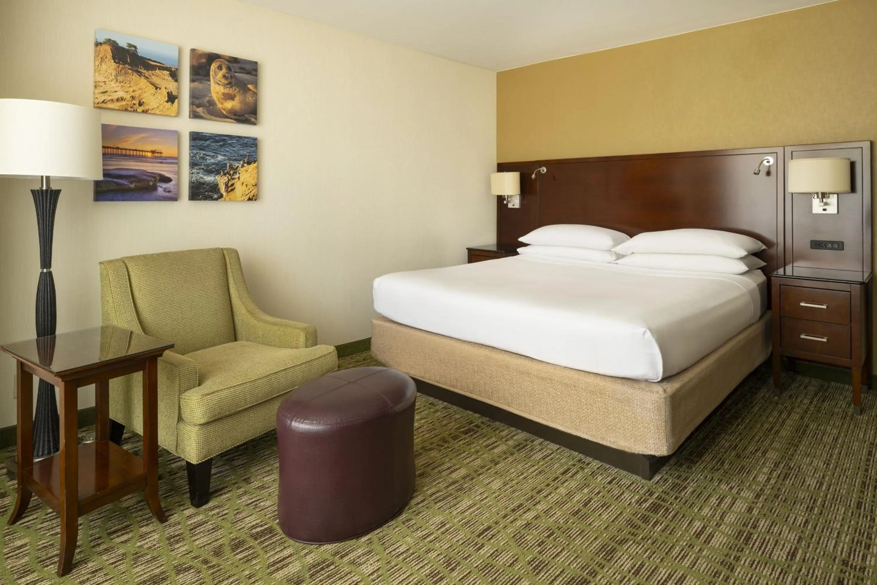 Photo of the whole room, Bed in San Diego Marriott La Jolla