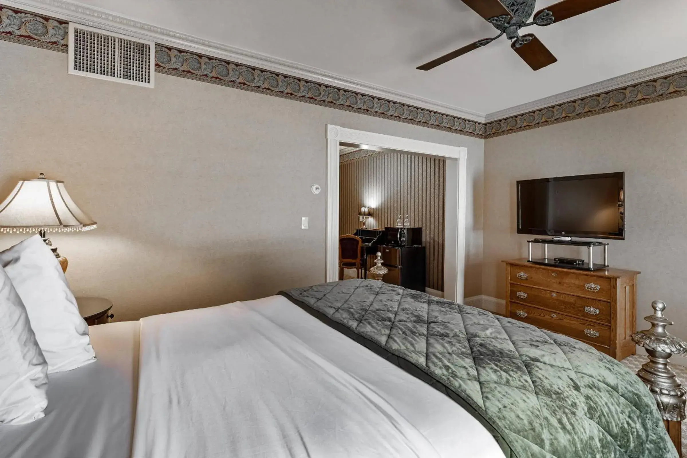 Queen Junior Suite in Beaumont Hotel and Spa - Adults Only Queen Junior Suite in Beaumont Hotel and Spa - Adults Only