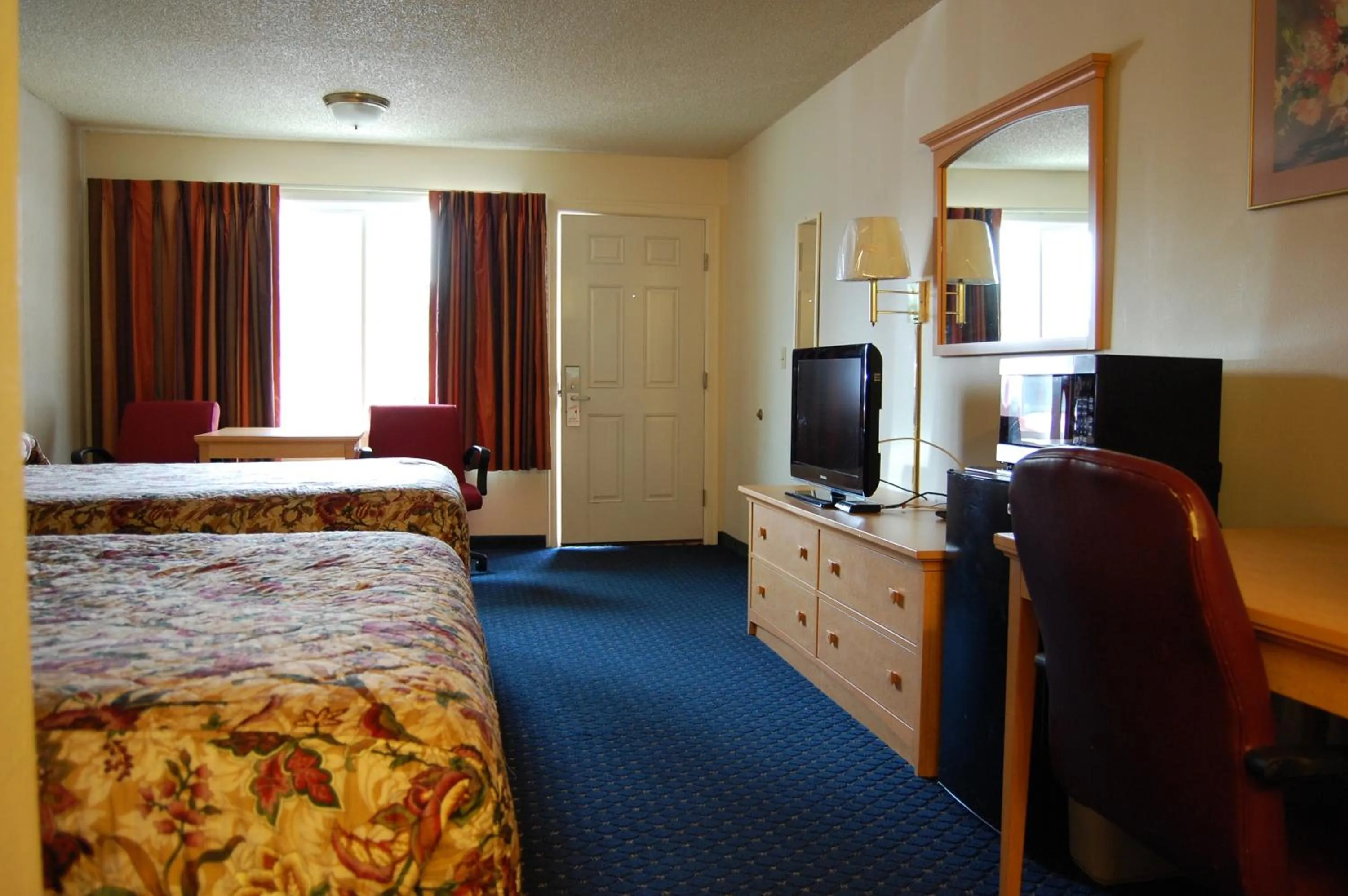 Bathroom, Bed in Western Inn Lakewood