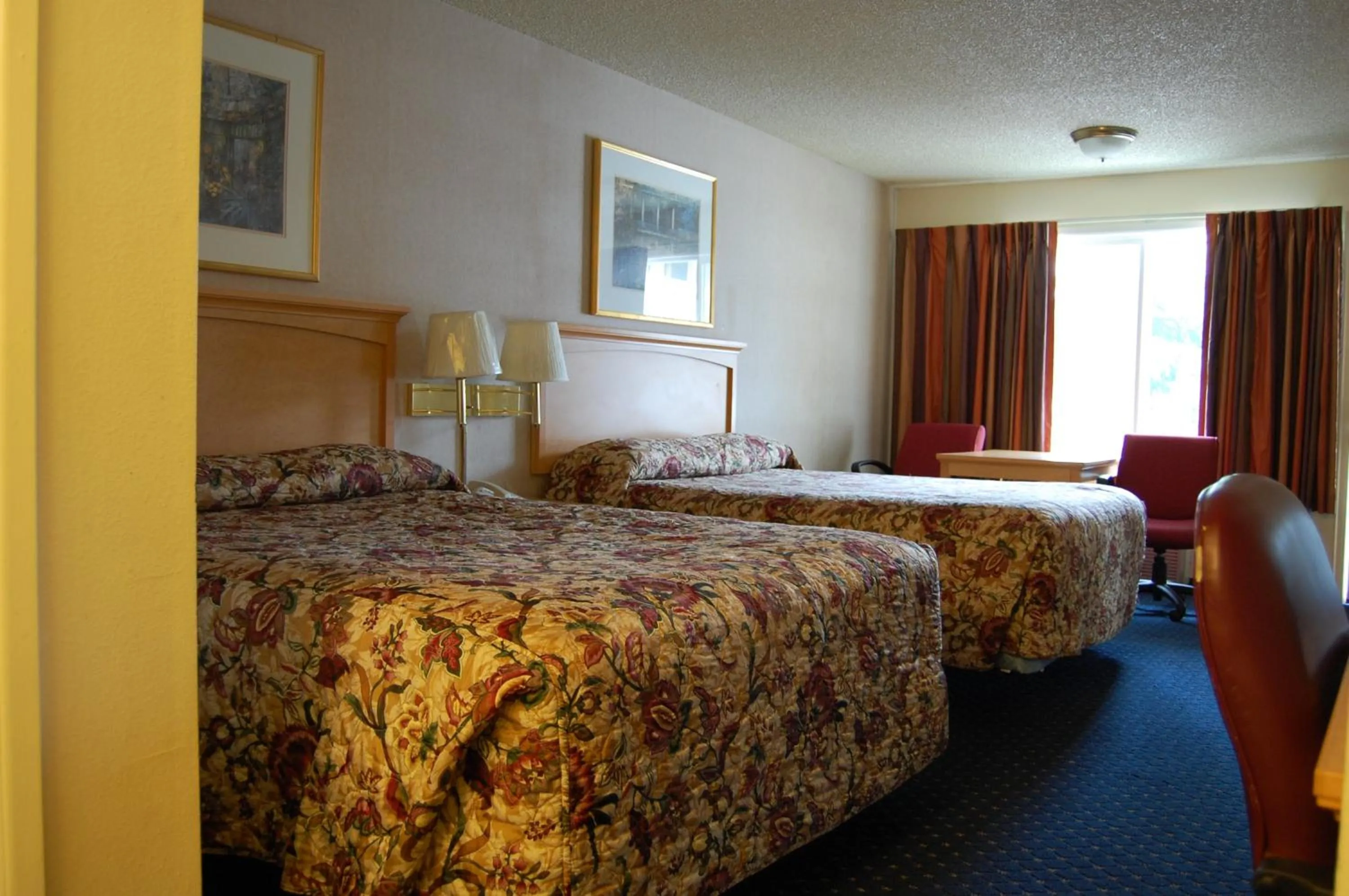Seating area, Bed in Western Inn Lakewood