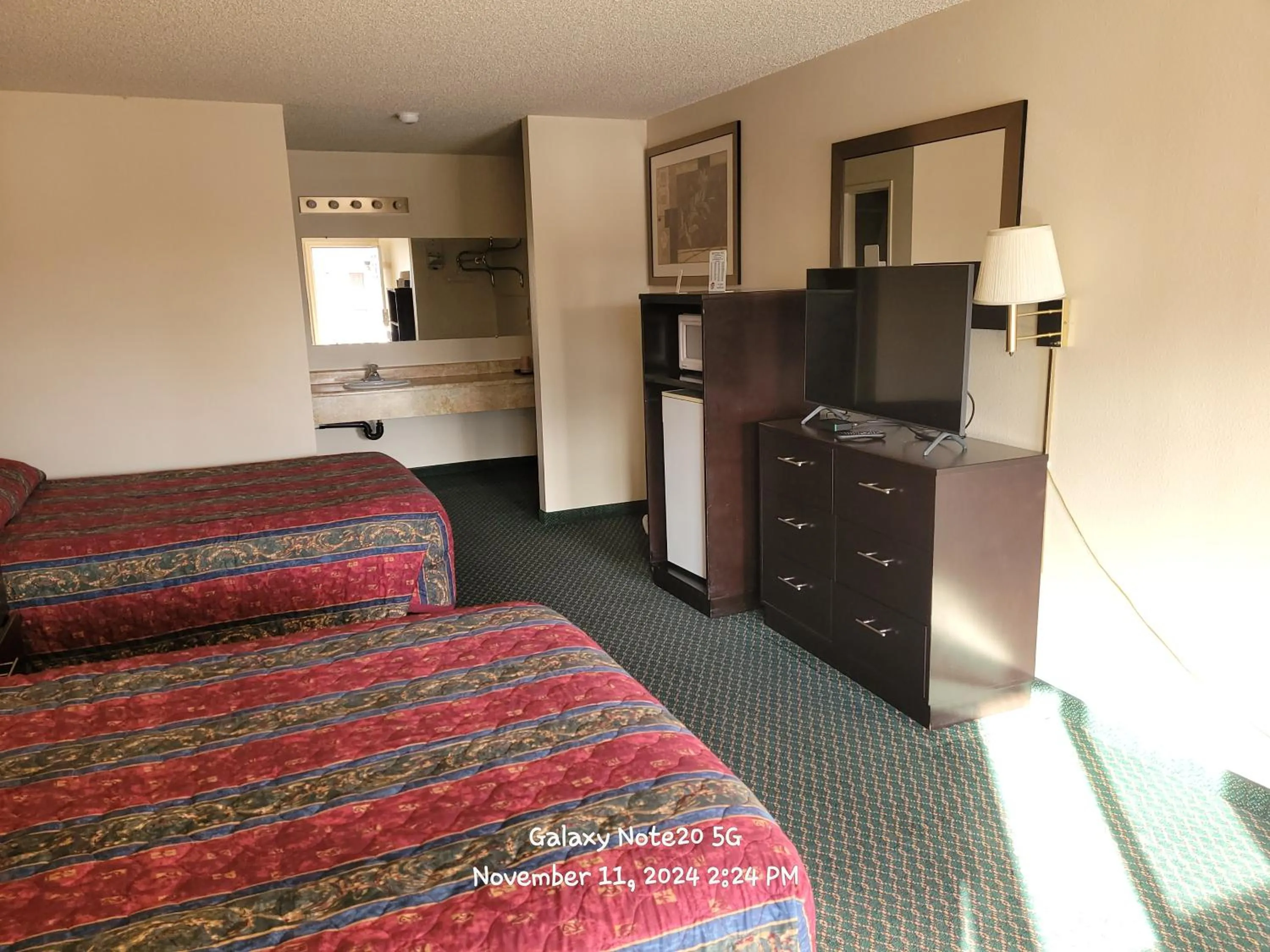 TV and multimedia, Bed in Western Inn Lakewood
