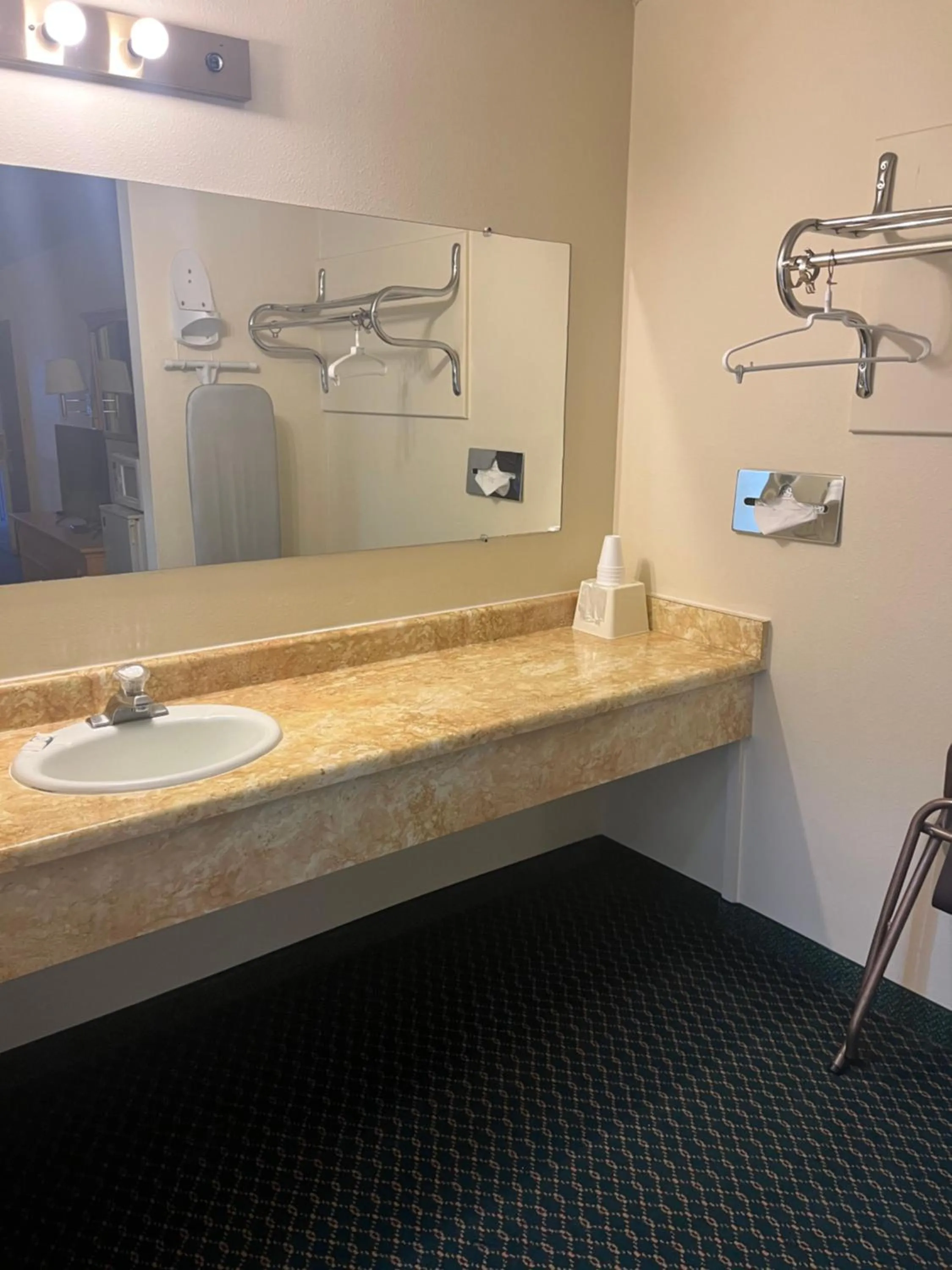 Bathroom in Western Inn Lakewood