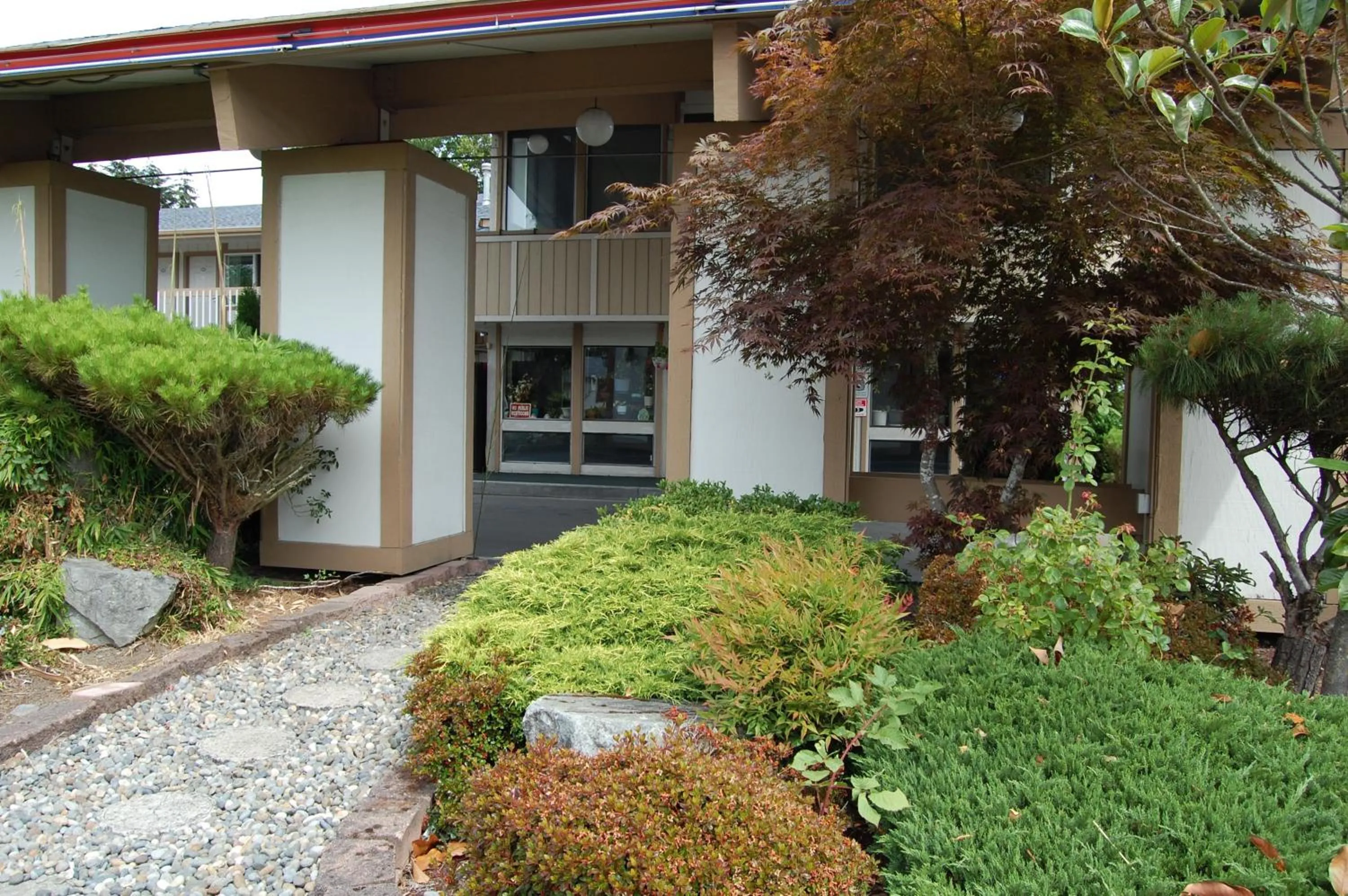 Property building in Western Inn Lakewood