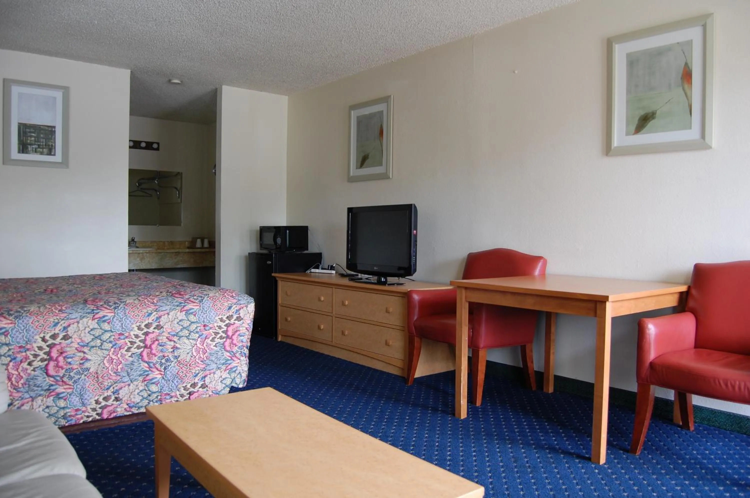 Photo of the whole room in Western Inn Lakewood